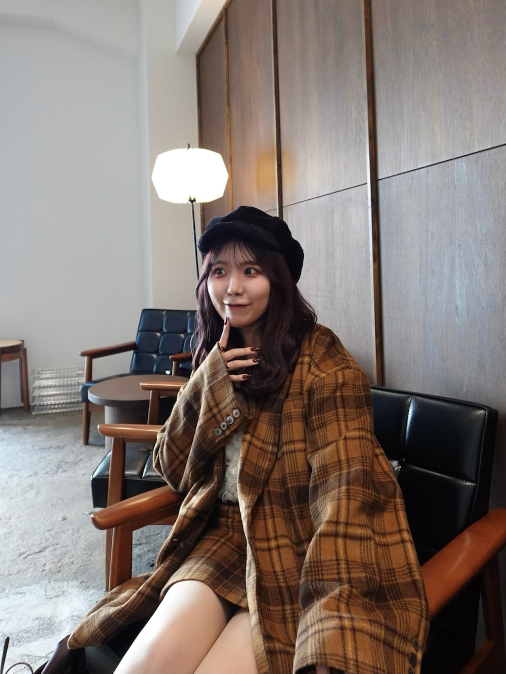 ブラック系のブーツ、ベージュ系のジャケット/アウター、ベージュ系のスカートを着用したレディースの秋コーディネートの4枚目の写真