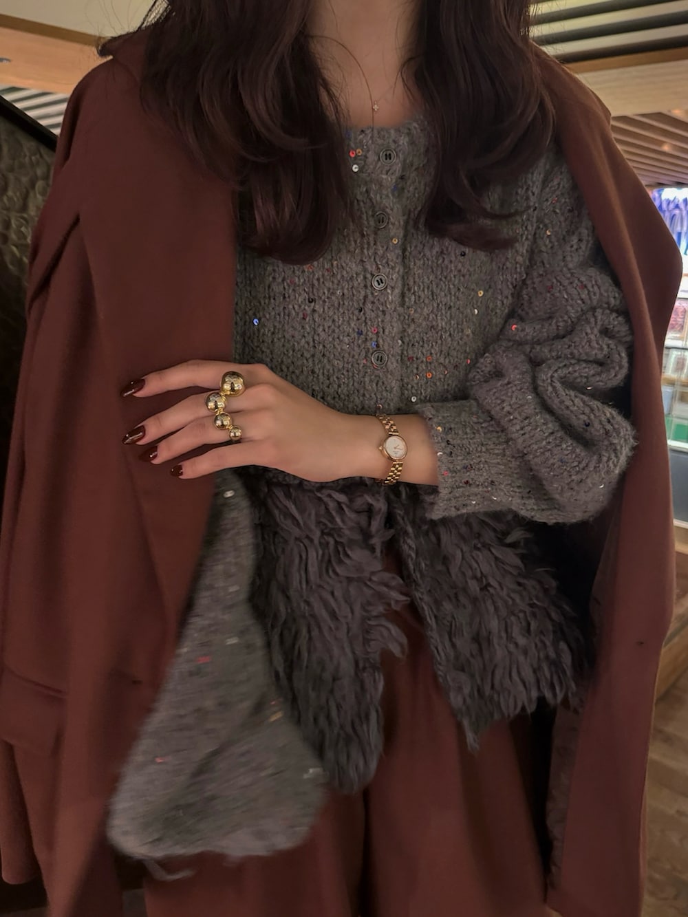 グレー系のニット/セーター、ブラック系のパンプスを着用したレディースの秋コーディネートの5枚目の写真