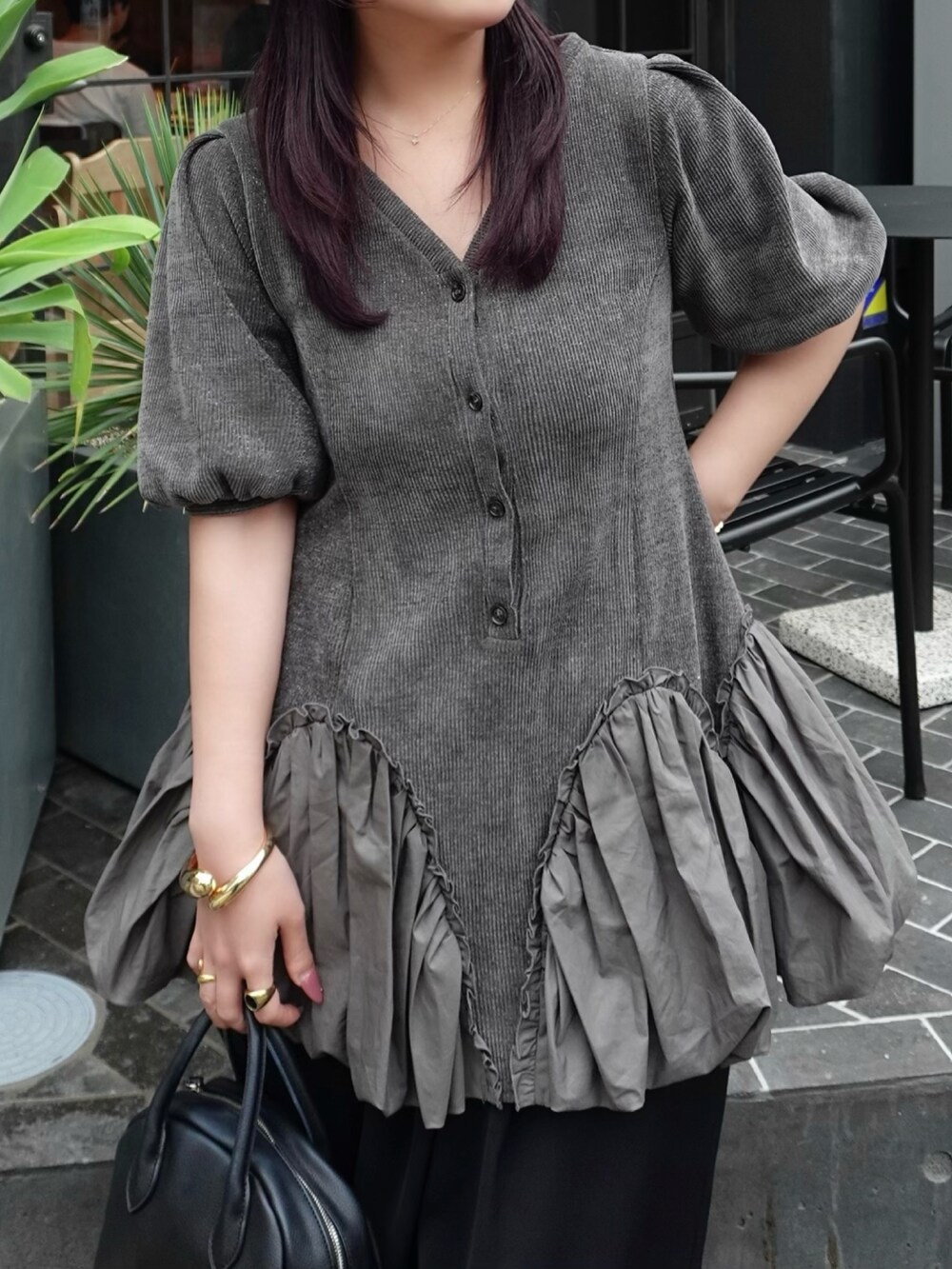 ブラック系のパンツ、グレー系のシャツ/ブラウス、グレー系のニットキャップ/ビーニーを着用したレディースの春コーディネートの4枚目の写真