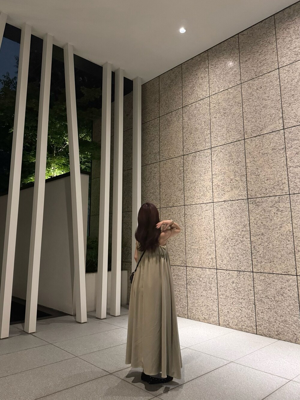 グリーン系のワンピース/ドレスを着用したレディースの夏コーディネートの5枚目の写真