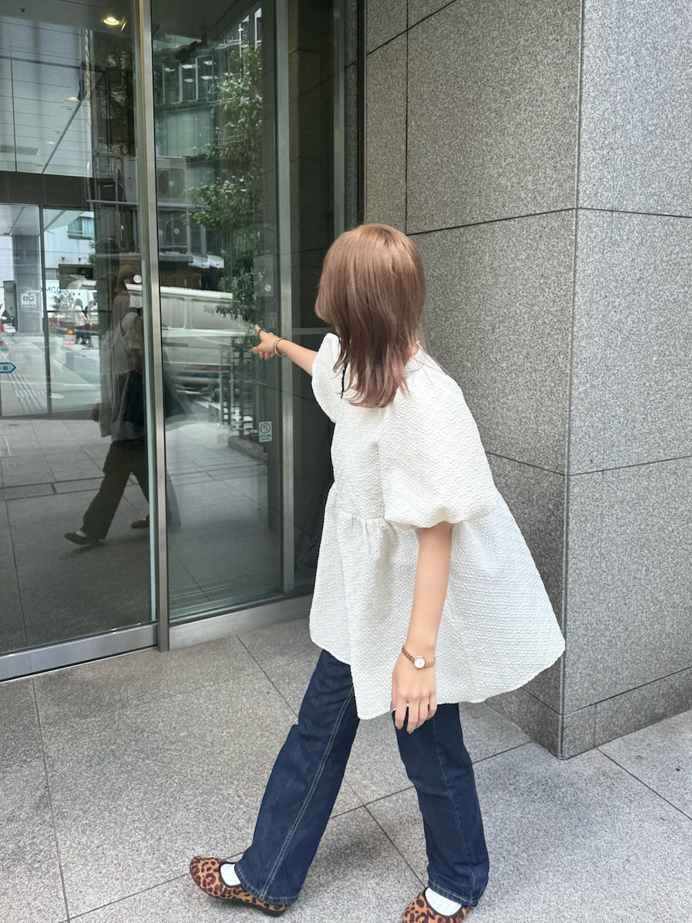 ホワイト系のシャツ/ブラウス、ブルー系のデニムパンツ、ブラウン系のバレエシューズを着用したレディースの夏コーディネートの3枚目の写真