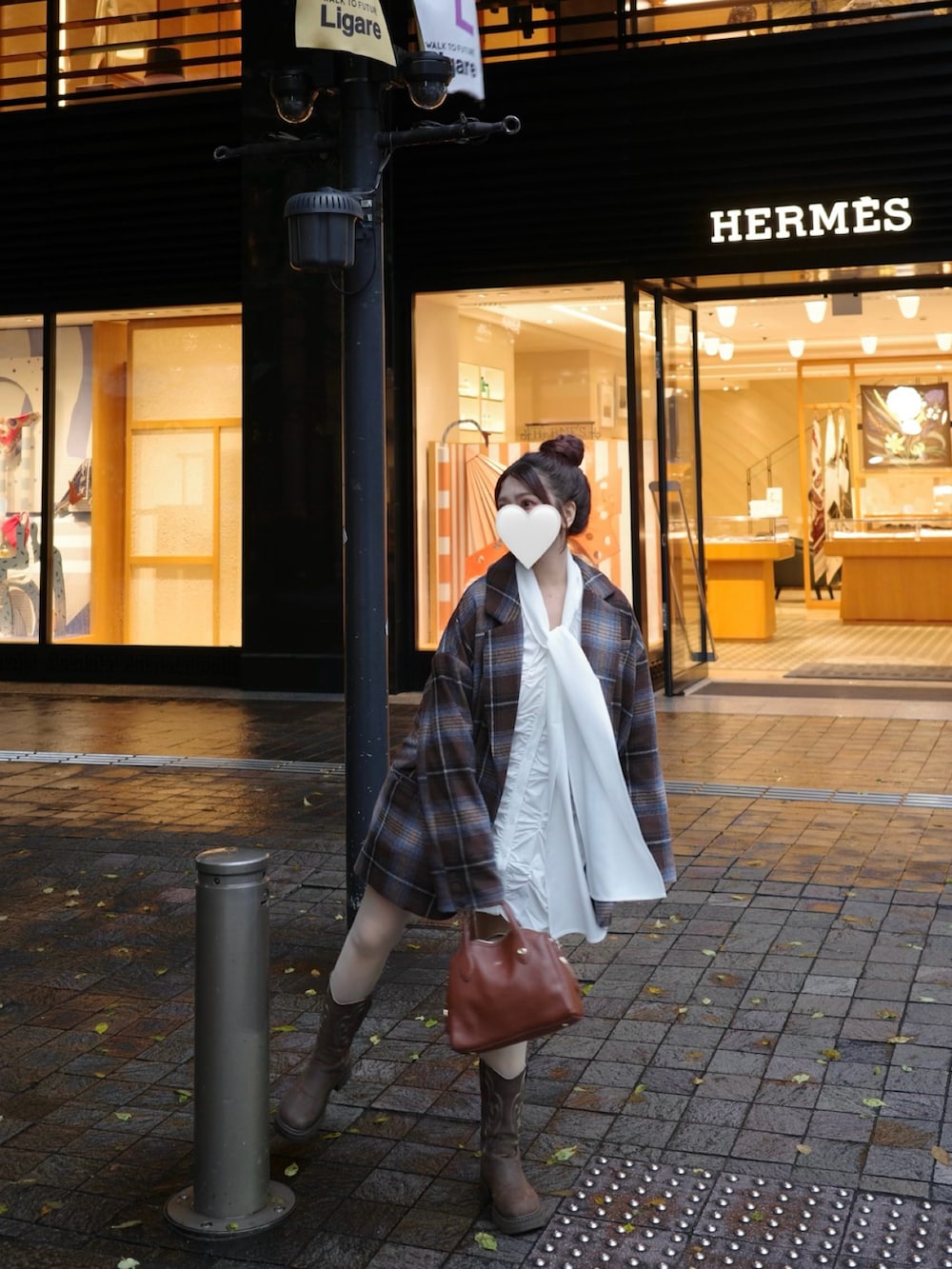 ブラウン系のジャケット/アウター、ホワイト系のシャツ/ブラウス、ブラウン系のボストンバッグを着用したレディースの秋コーディネートの3枚目の写真