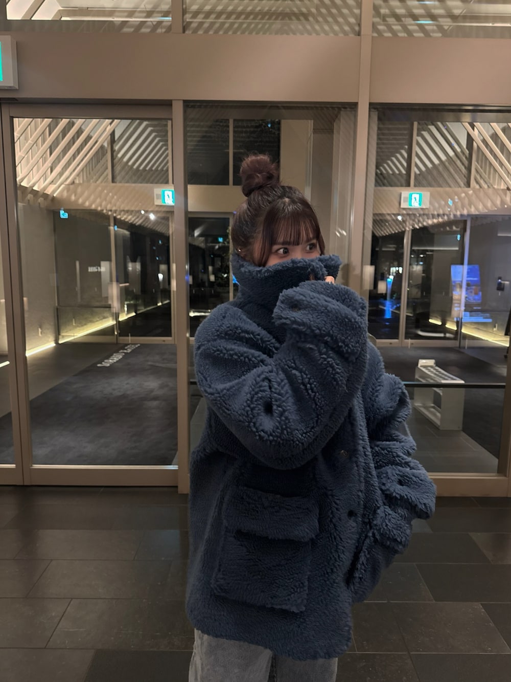 ブルー系のジャケット/アウター、ホワイト系のスカートを着用したレディースの冬コーディネートの3枚目の写真