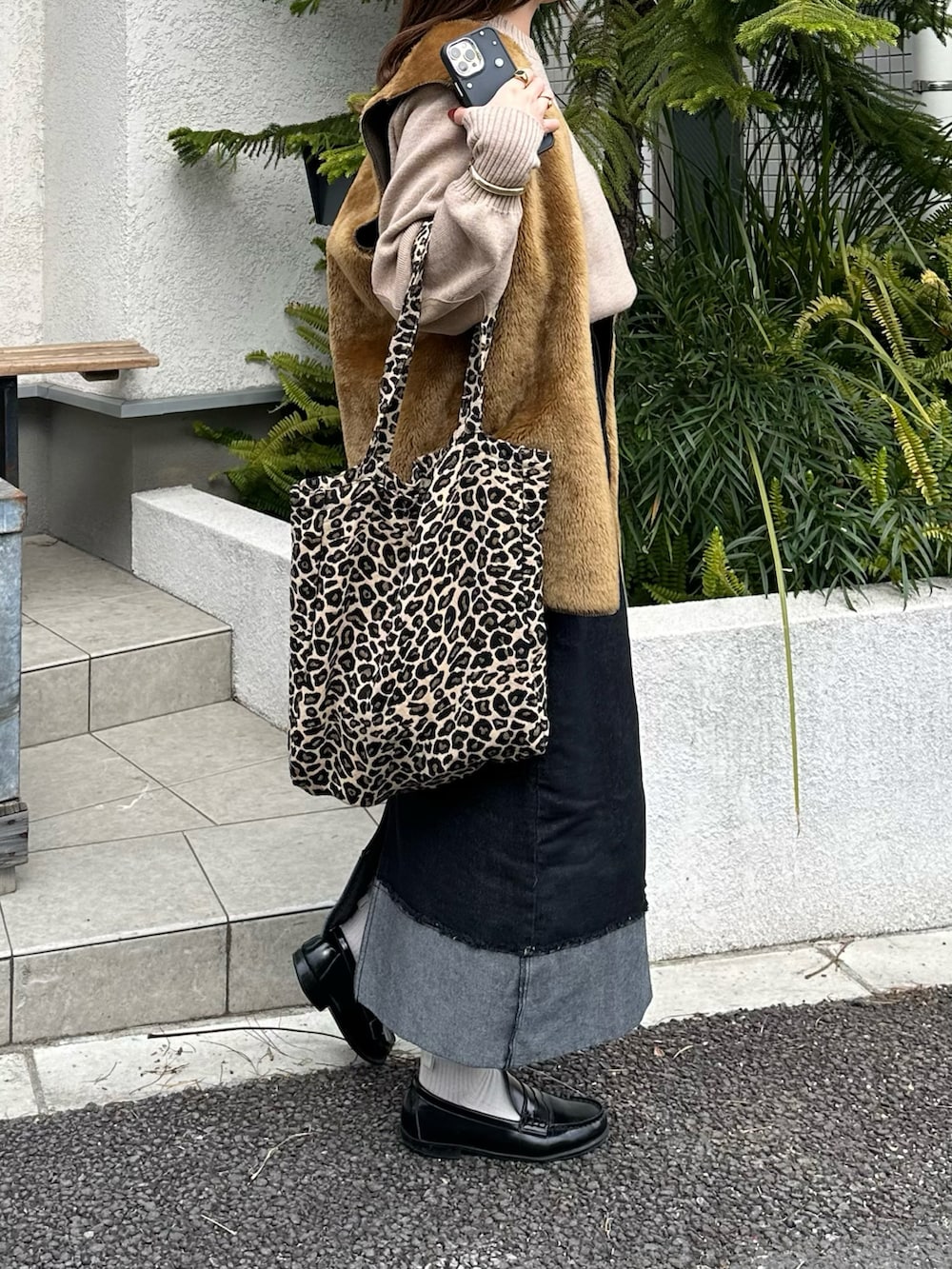 ブラウン系のジャケット/アウター、ブラウン系のトートバッグ、ブラック系のデニムスカートを着用したレディースの春コーディネートの4枚目の写真