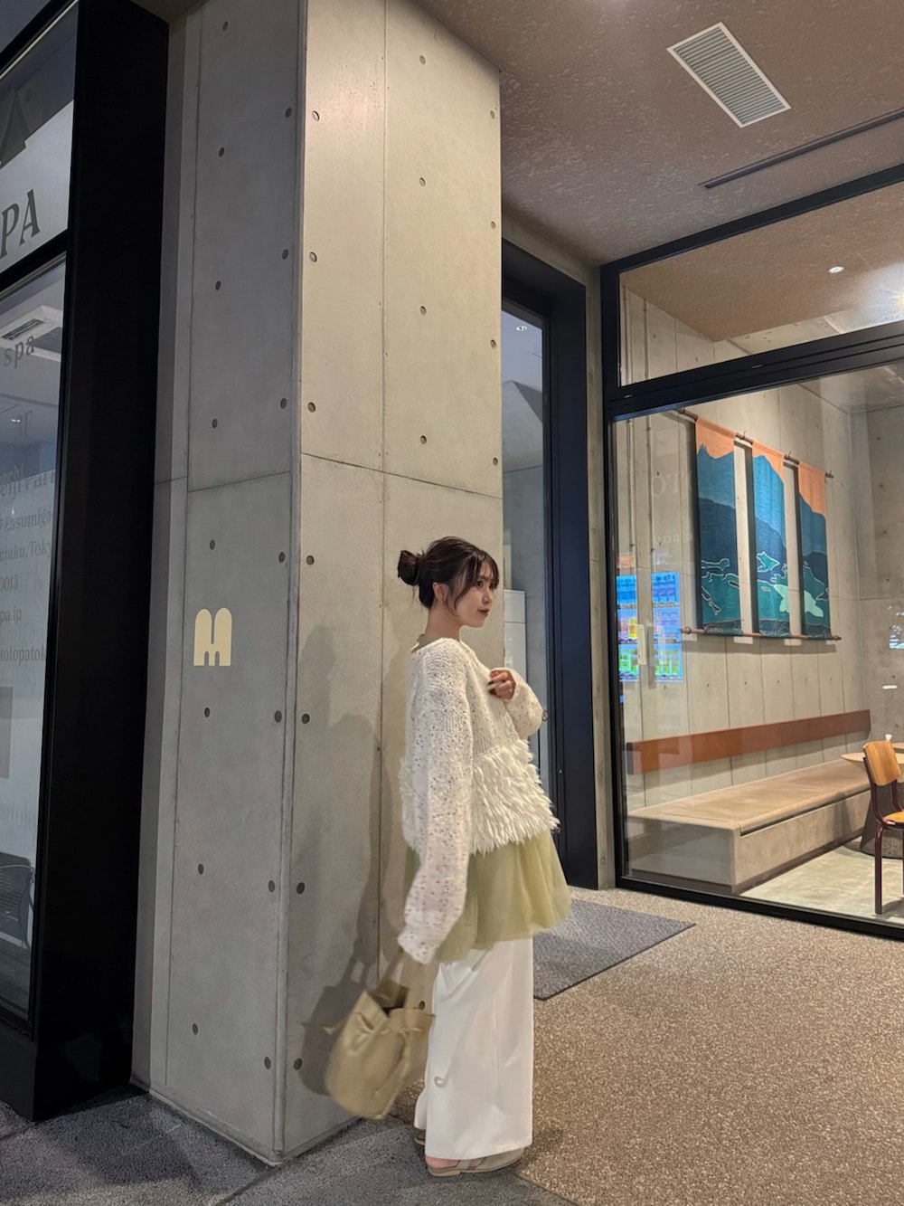 ベージュ系のショルダーバッグ、ベージュ系のサンダル、ホワイト系のスラックスを着用したレディースの秋コーディネートの3枚目の写真