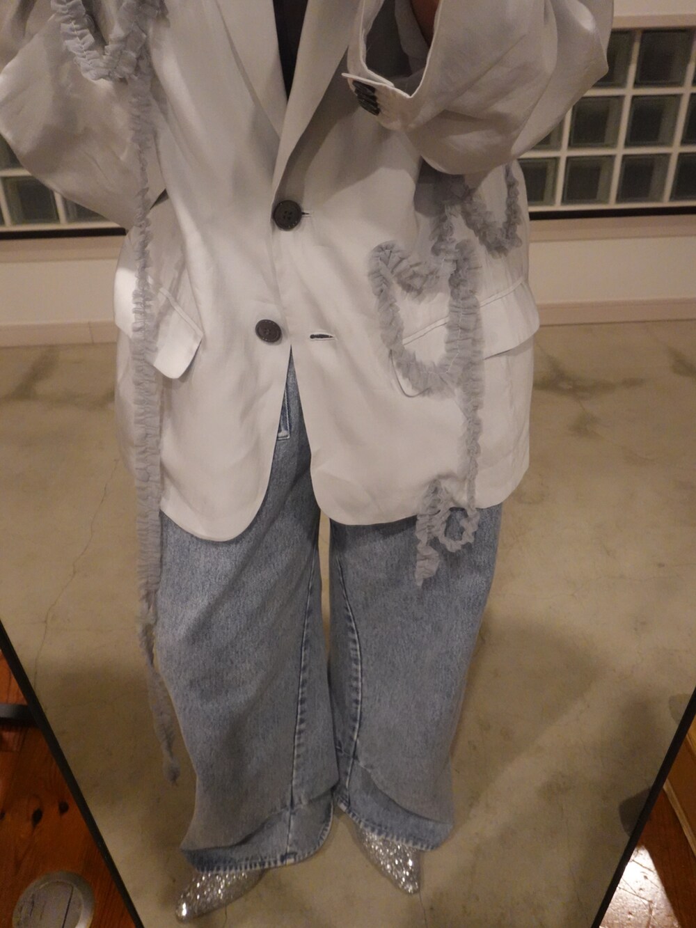 ブルー系のデニムパンツ、シルバー系のローファー、ブルー系のジャケット/アウターを着用したレディースの夏コーディネートの2枚目の写真