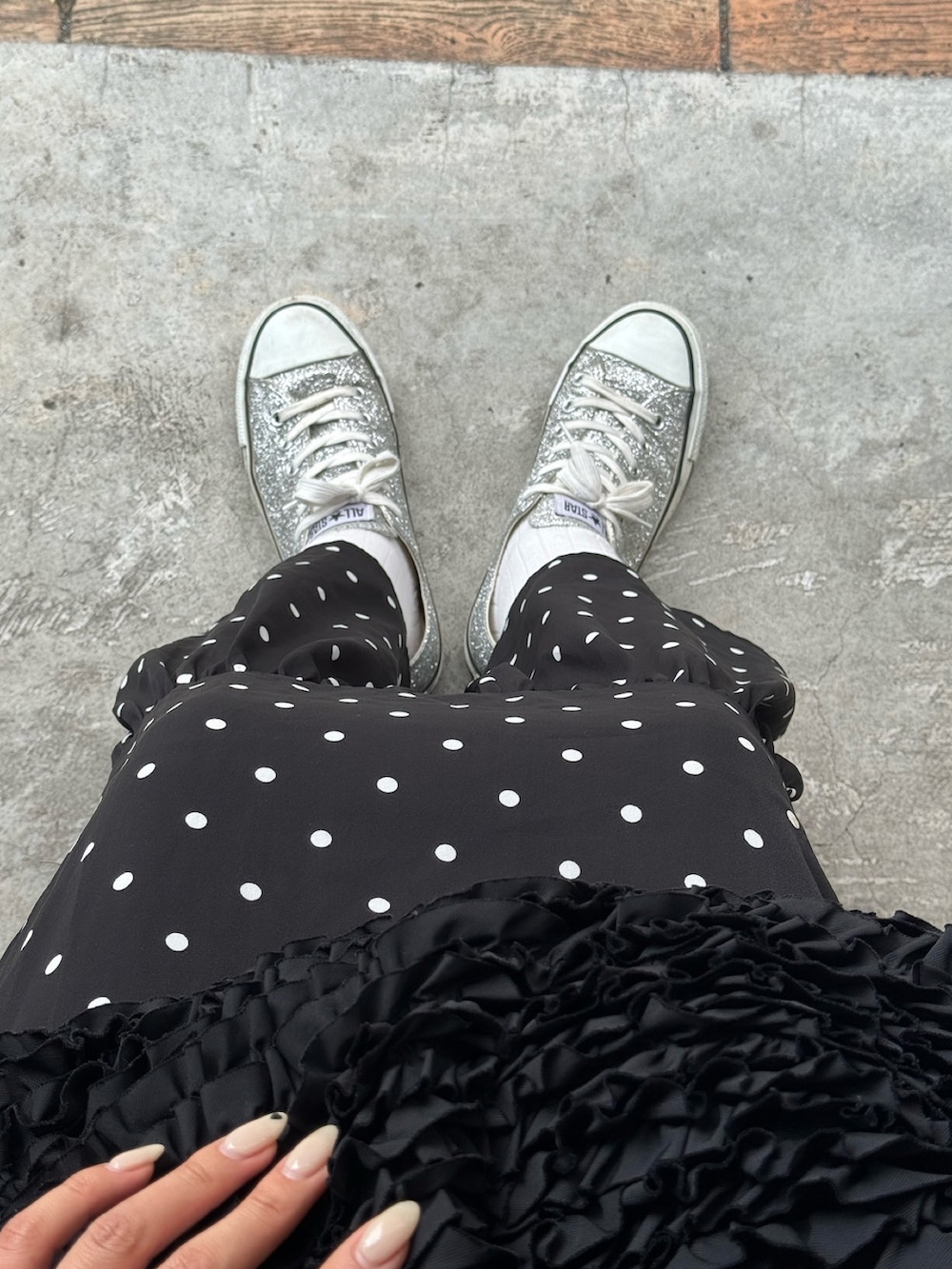 ブラック系のトートバッグ、シルバー系のスニーカー、ブラック系のスカートを着用したレディースの夏コーディネートの3枚目の写真