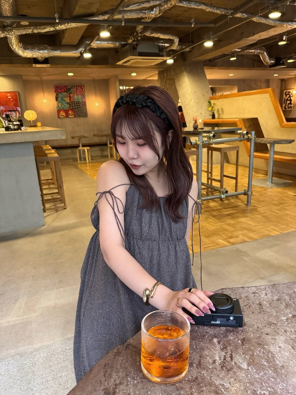 ブラウン系のワンピース/ドレスを着用したレディースの夏コーディネートの2枚目の写真