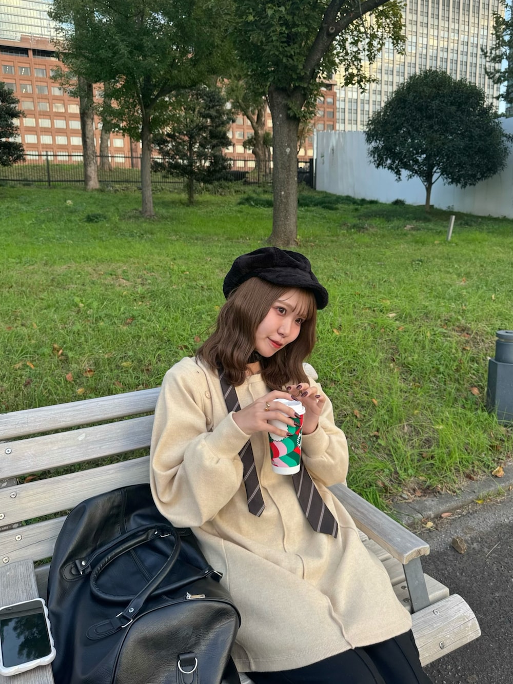 ホワイト系のカーディガン/ボレロ、ブラック系のパンツを着用したレディースの秋コーディネートの2枚目の写真