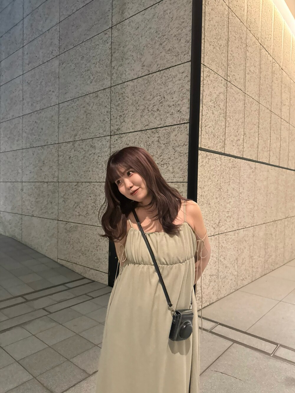 グリーン系のワンピース/ドレスを着用したレディースの夏コーディネートの3枚目の写真