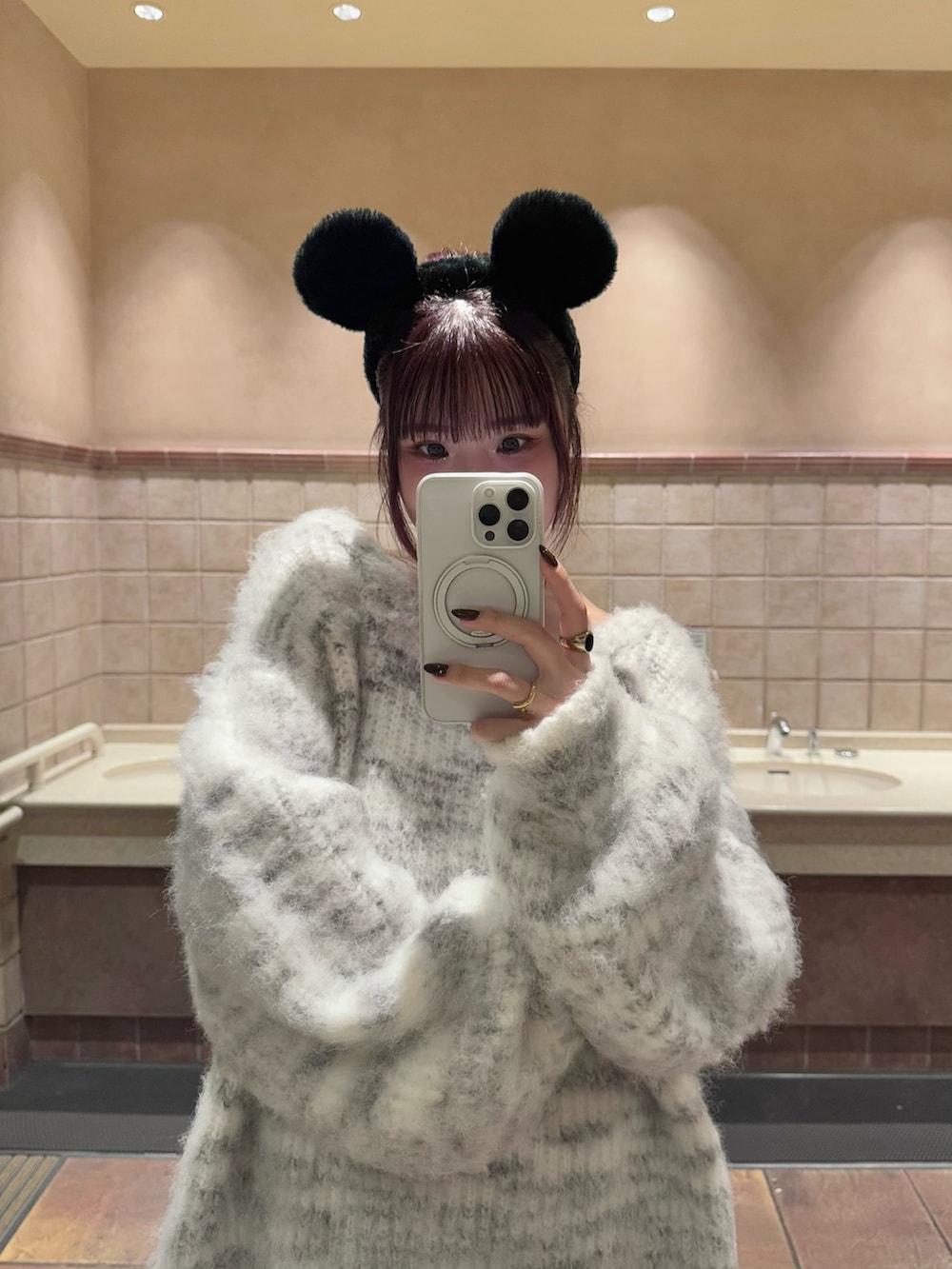 グレー系のニット/セーター、ベージュ系のブーツを着用したレディースの秋コーディネートの4枚目の写真