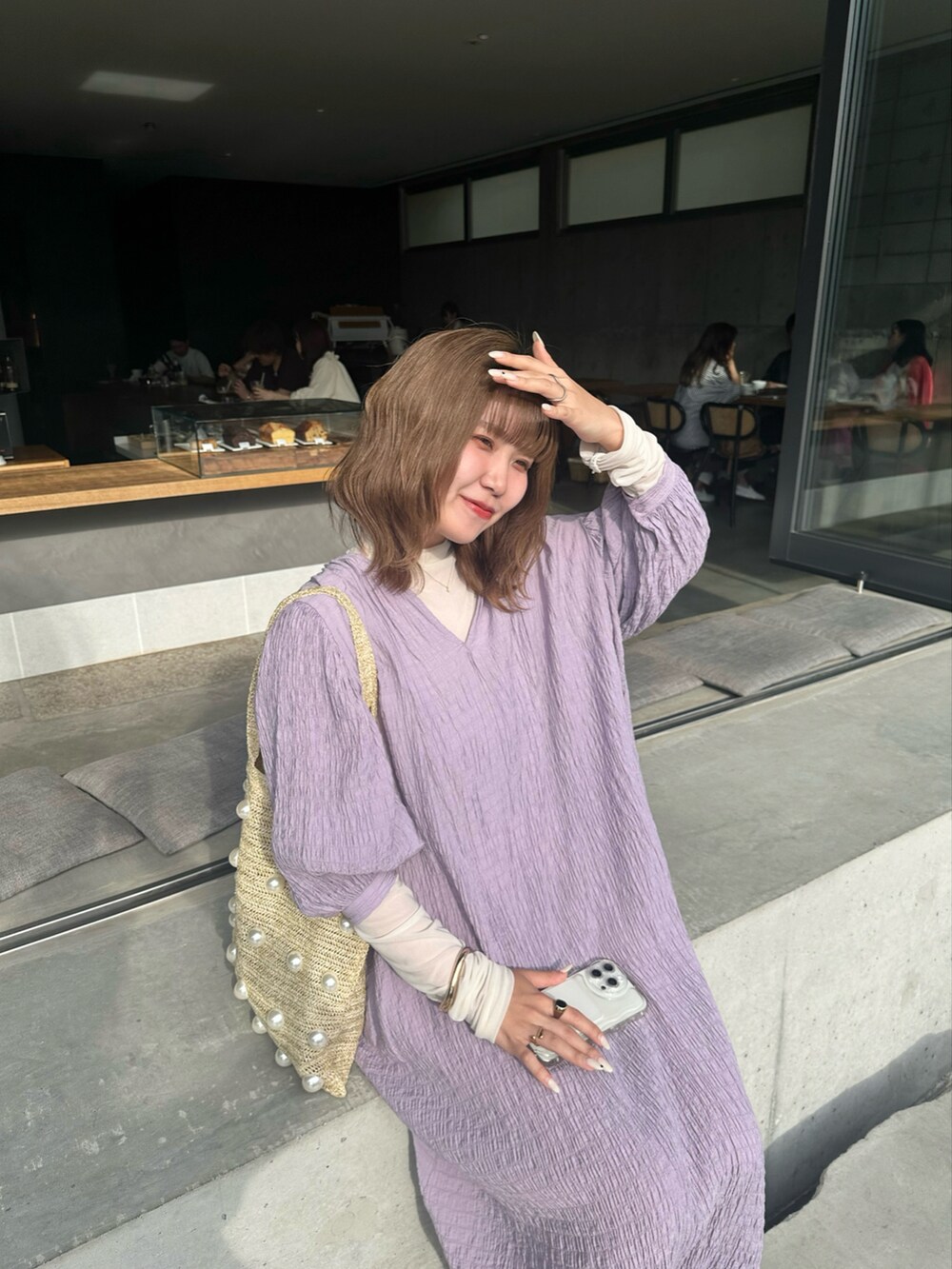 パープル系のワンピース、シルバー系のパンプス、ベージュ系のトートバッグを着用したレディースの夏コーディネートの4枚目の写真