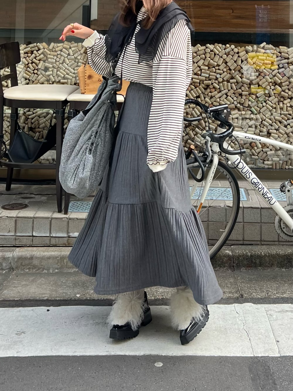 シルバー系のトートバッグ、ホワイト系のローファー、ホワイト系のTシャツ/カットソーを着用したレディースの春コーディネートの2枚目の写真