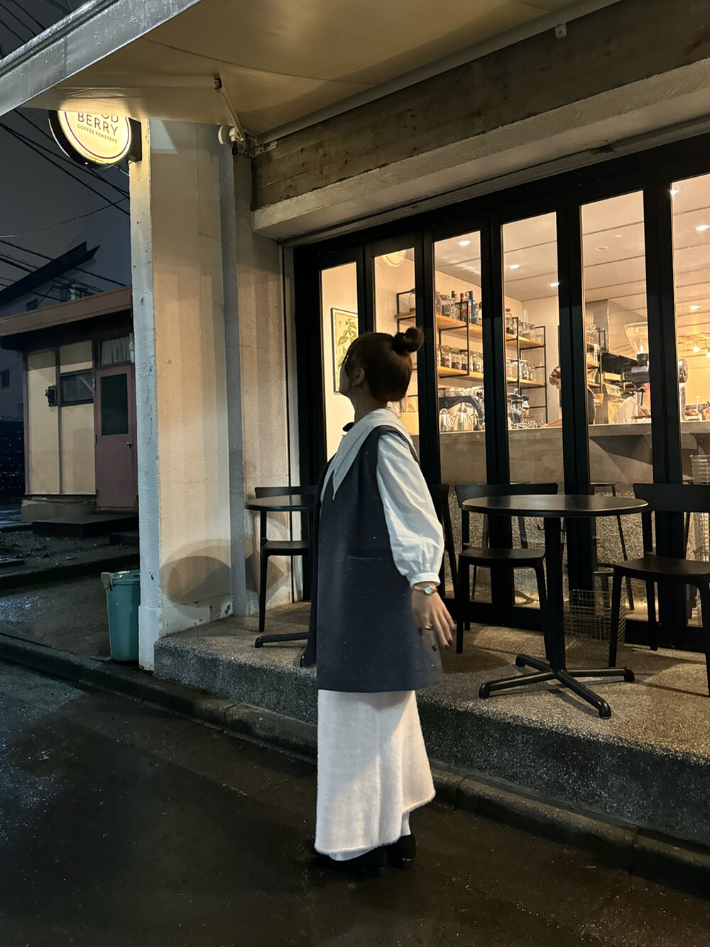 ホワイト系のシャツ/ブラウス、グレー系のベスト、ピンク系のスカートを着用したレディースの秋コーディネートの4枚目の写真