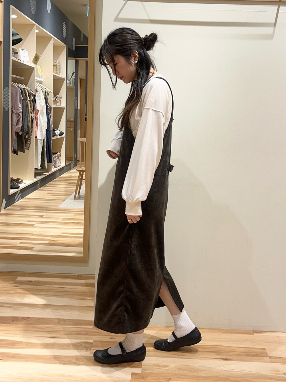 ブラウン系のワンピース、ホワイト系のTシャツ/カットソーを着用したレディースの秋コーディネートの3枚目の写真