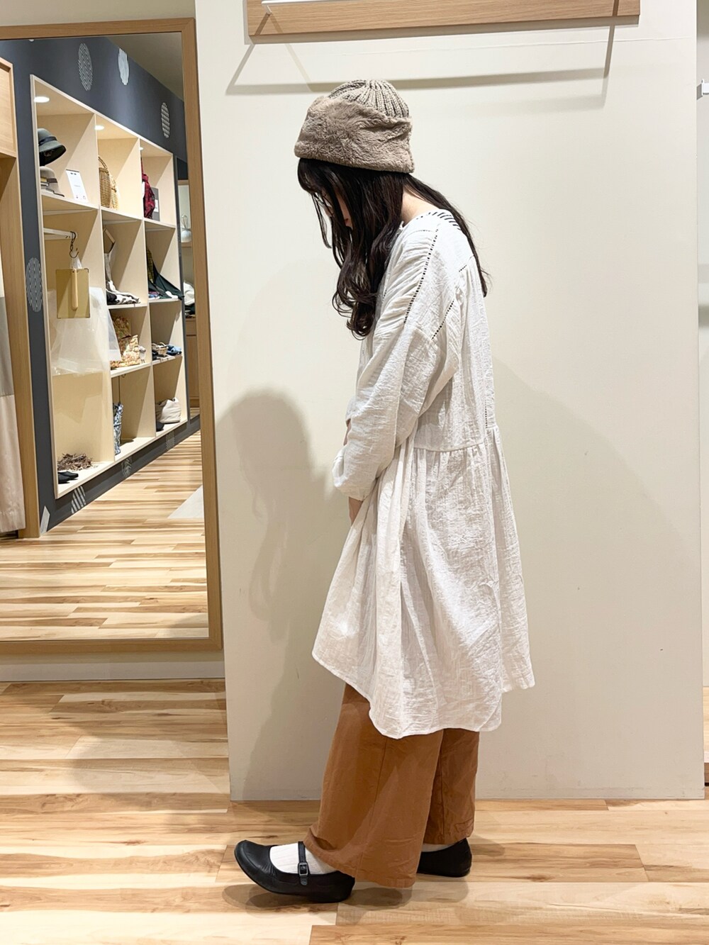 ブラウン系のその他パンツ、ホワイト系のシャツ/ブラウスを着用したレディースの秋コーディネートの3枚目の写真