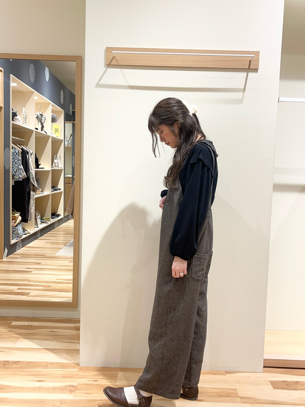 ブラウン系のサロペット/オーバーオールを着用したレディースの冬コーディネートの2枚目の写真