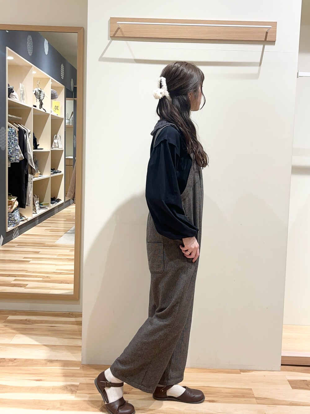 ブラウン系のサロペット/オーバーオールを着用したレディースの冬コーディネートの3枚目の写真