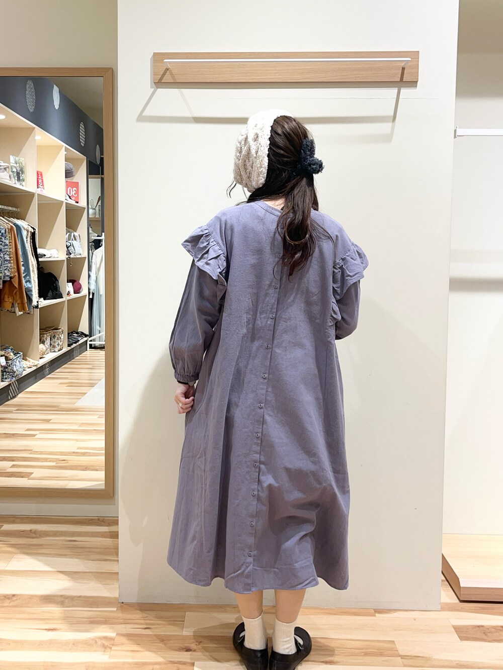 ブルー系のワンピースを着用したレディースの冬コーディネートの4枚目の写真