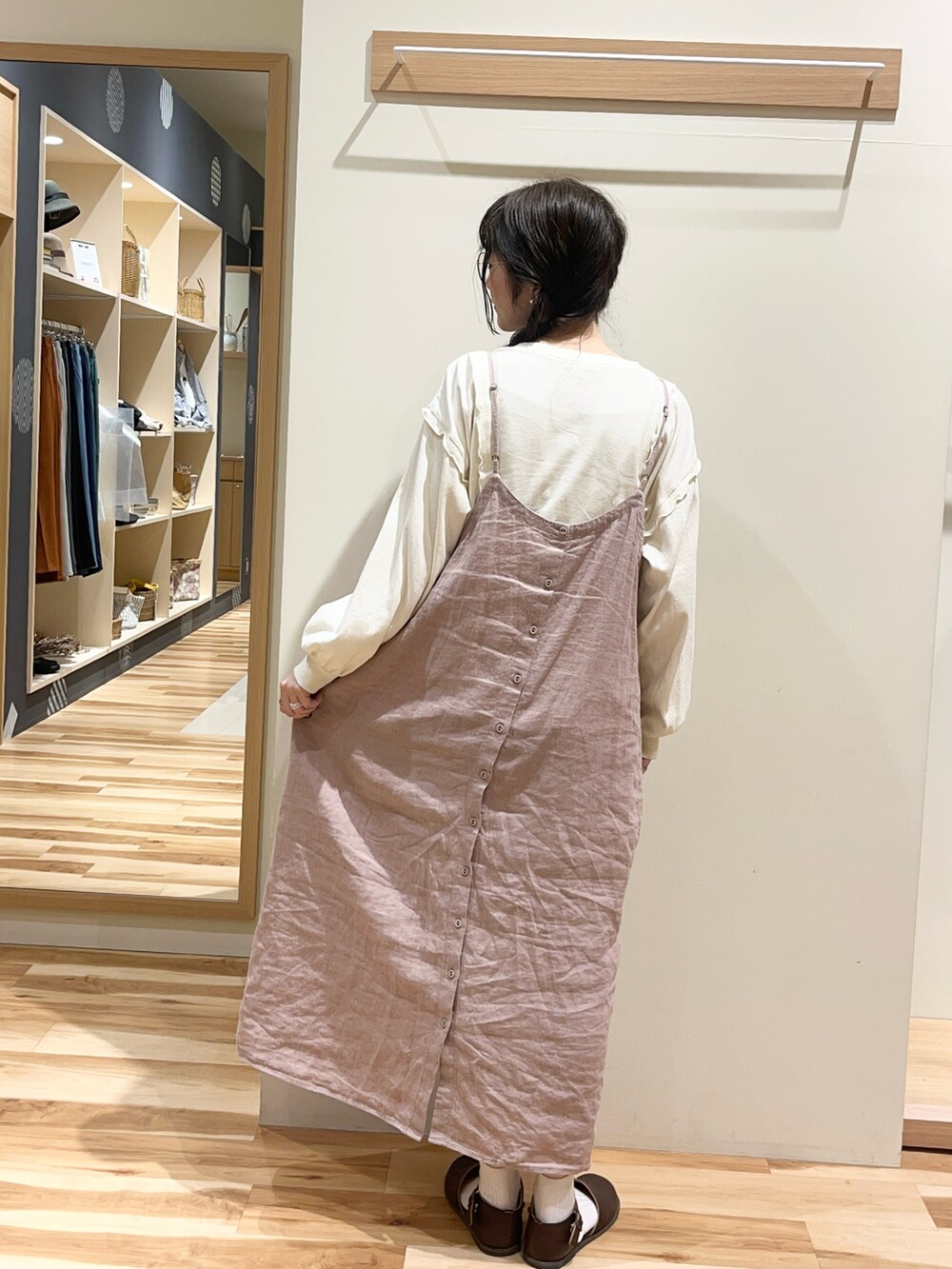 ピンク系のワンピース、ホワイト系のTシャツ/カットソーを着用したレディースの秋コーディネートの4枚目の写真