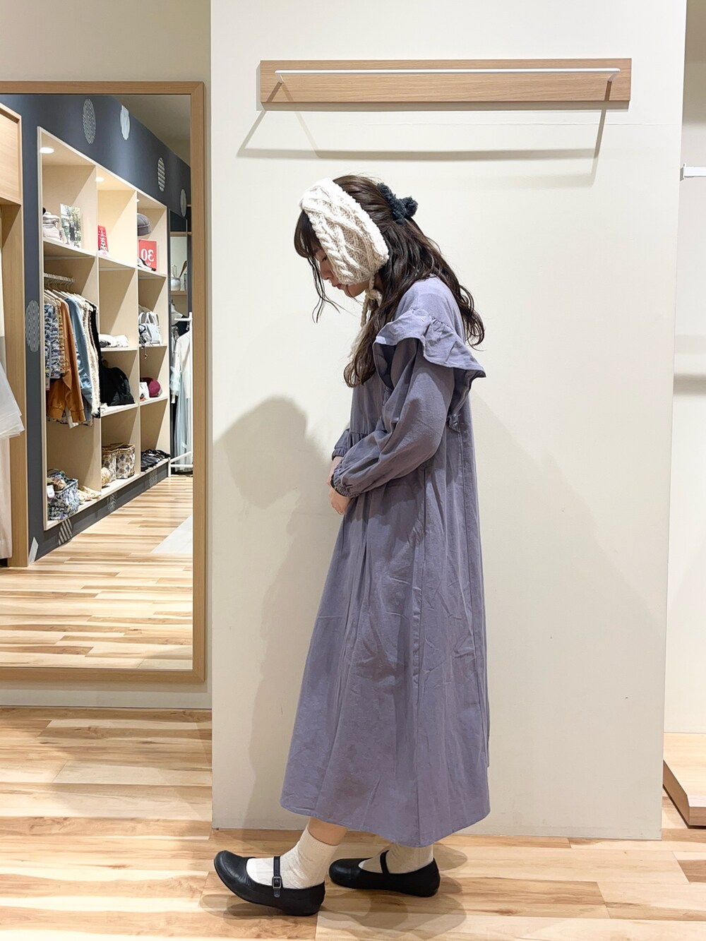 ブルー系のワンピースを着用したレディースの冬コーディネートの2枚目の写真