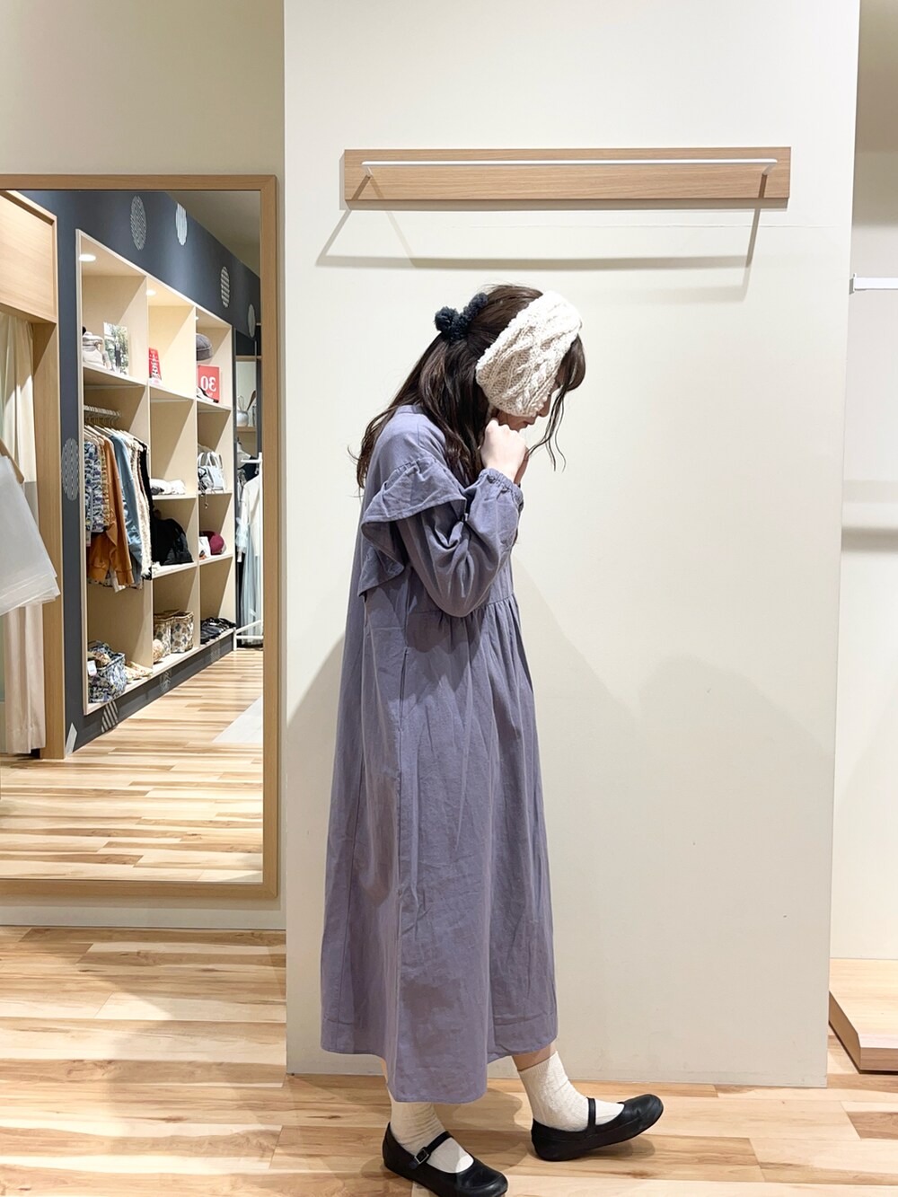 ブルー系のワンピースを着用したレディースの冬コーディネートの3枚目の写真
