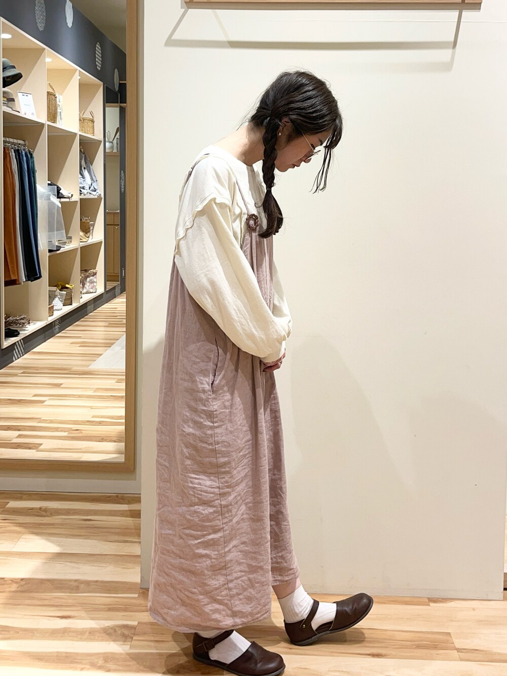 ピンク系のワンピース、ホワイト系のTシャツ/カットソーを着用したレディースの秋コーディネートの3枚目の写真