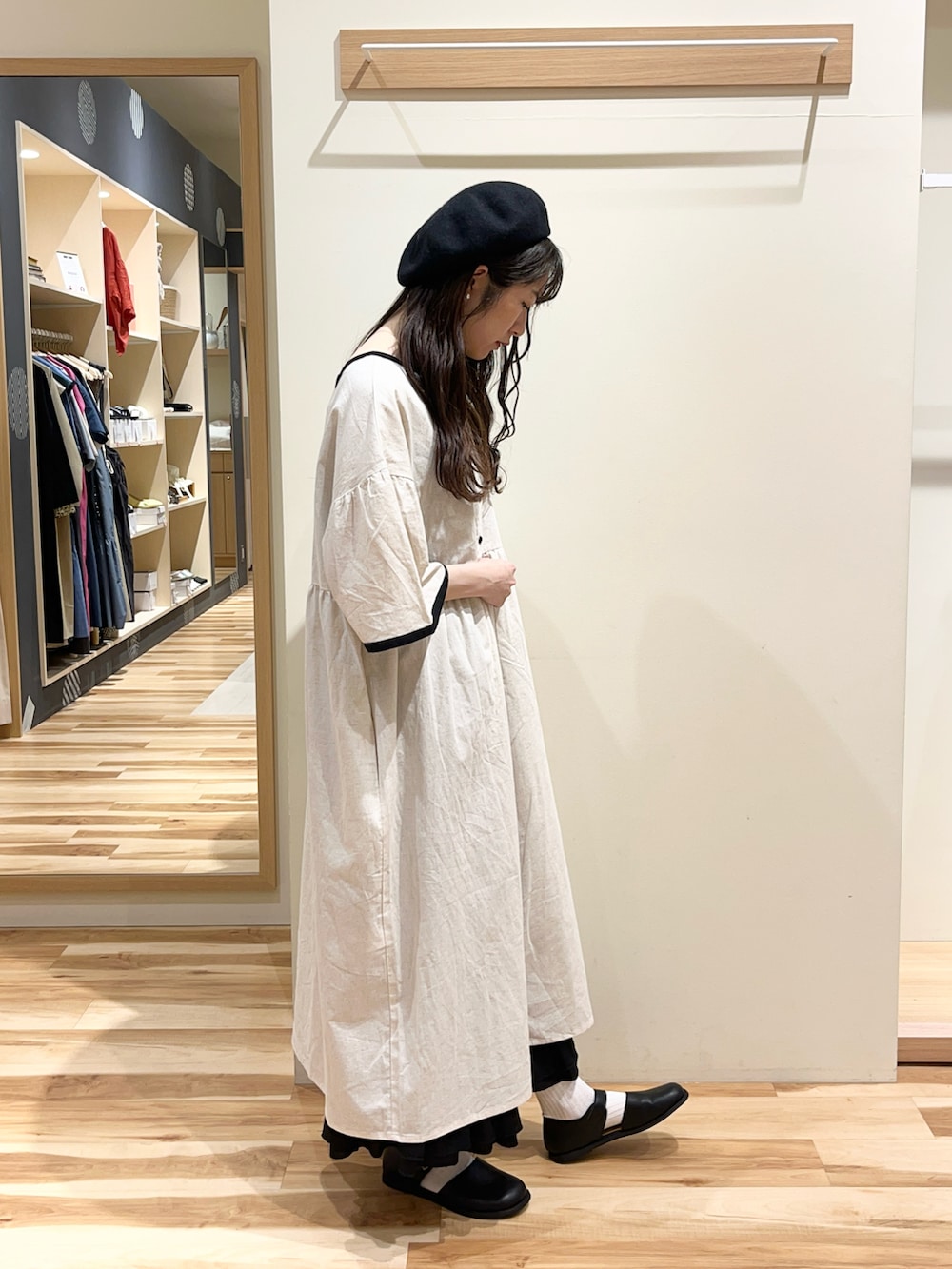 「Samansa Mos2、前後着ワンピース、ワンピースコーデ、サマンサ モスモス(Samansa Mos2)、ナチュラルコーデ」｜「Samansa Mos2の◎配色パイピング前後2WAYワンピース（ワンピース、ホワイト系）」を使った、れなさん（レディース・167cm）の夏コーディネートの2枚目の写真
