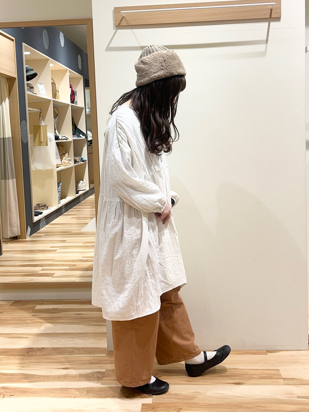 ブラウン系のその他パンツ、ホワイト系のシャツ/ブラウスを着用したレディースの秋コーディネートの2枚目の写真