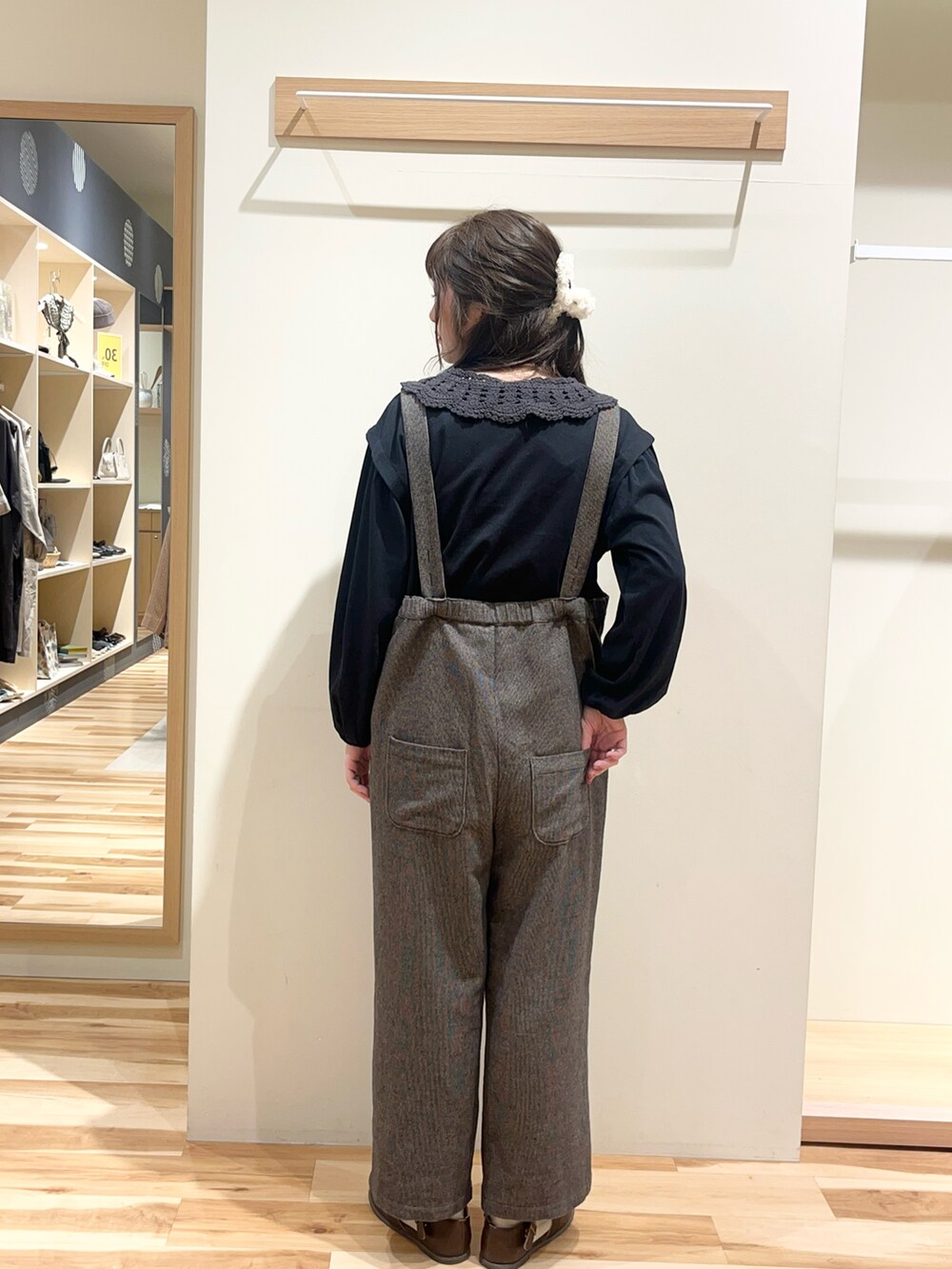 ブラウン系のサロペット/オーバーオールを着用したレディースの冬コーディネートの4枚目の写真