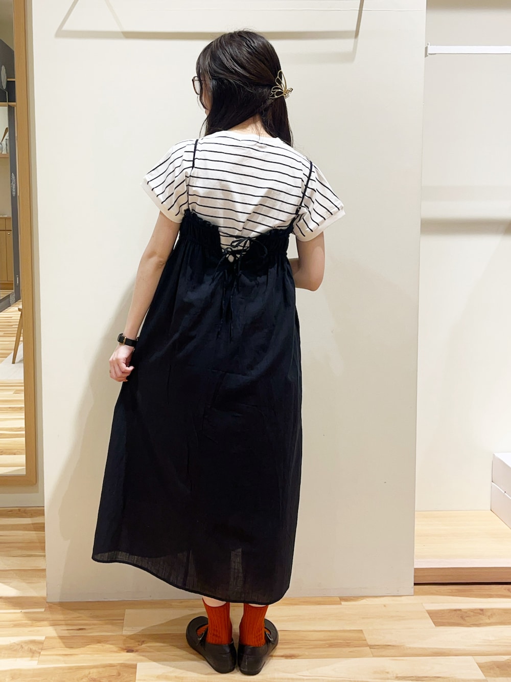 ブラック系のブーツ、ブラック系のワンピース、ブラック系のTシャツ/カットソーを着用したレディースの夏コーディネートの4枚目の写真