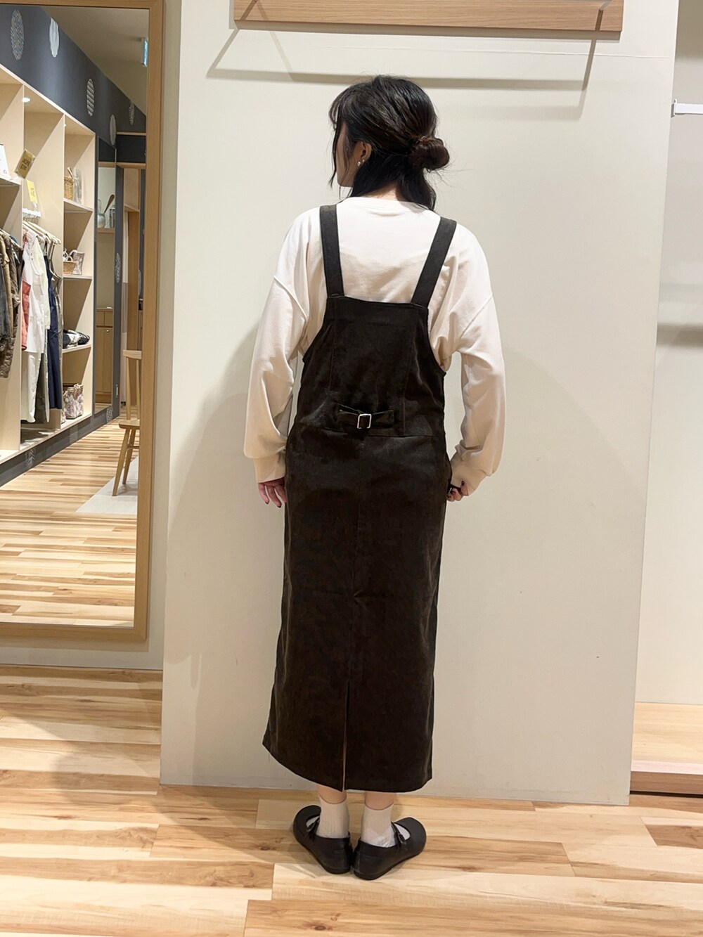 ブラウン系のワンピース、ホワイト系のTシャツ/カットソーを着用したレディースの秋コーディネートの4枚目の写真