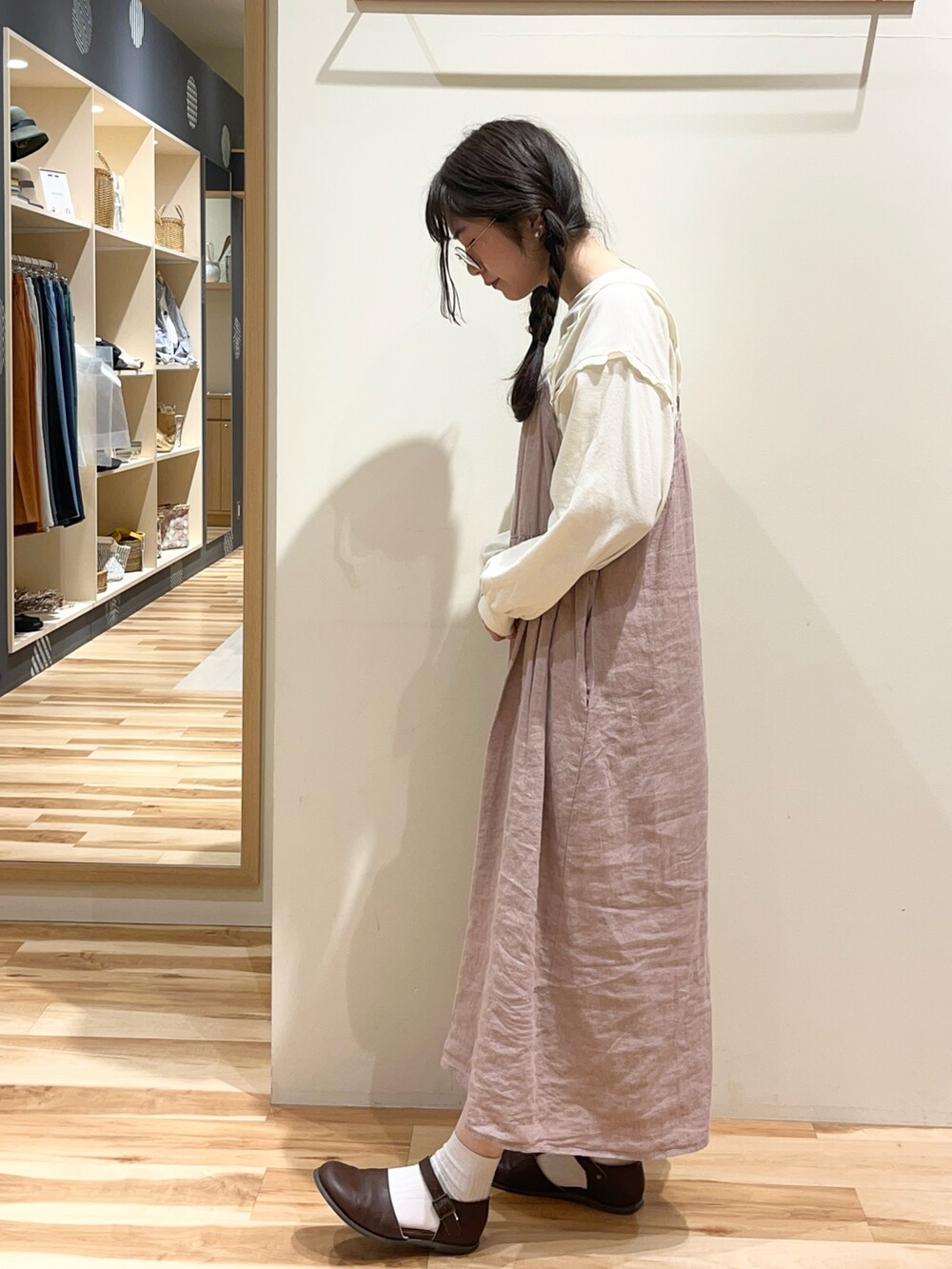 ピンク系のワンピース、ホワイト系のTシャツ/カットソーを着用したレディースの秋コーディネートの2枚目の写真