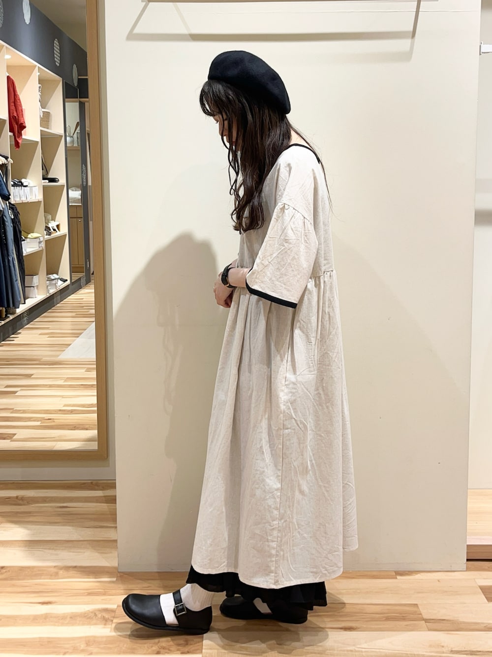 「Samansa Mos2、前後着ワンピース、ワンピースコーデ、サマンサ モスモス(Samansa Mos2)、ナチュラルコーデ」｜「Samansa Mos2の◎配色パイピング前後2WAYワンピース（ワンピース、ホワイト系）」を使った、れなさん（レディース・167cm）の夏コーディネートの3枚目の写真