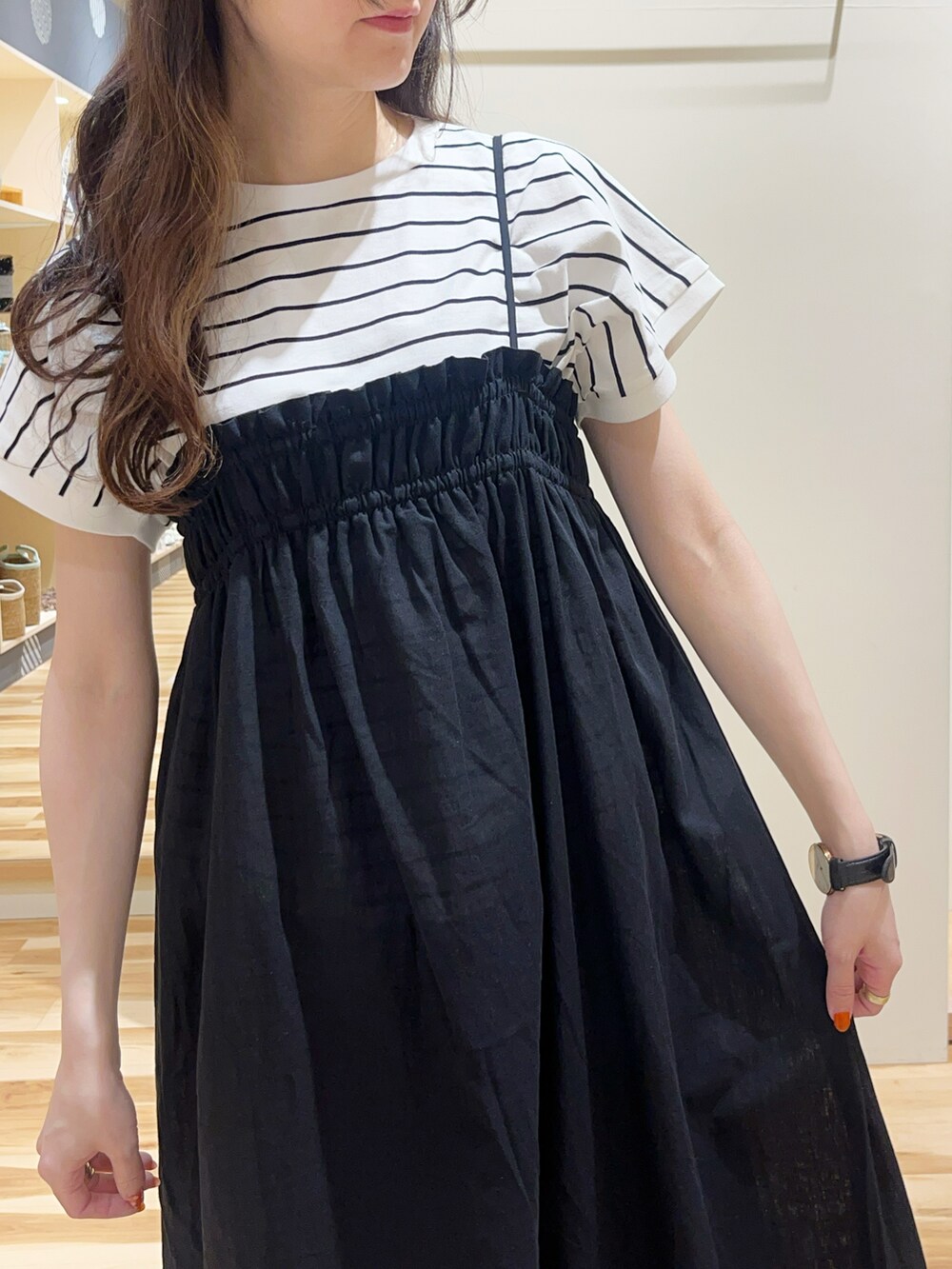 ブラック系のブーツ、ブラック系のワンピース、ブラック系のTシャツ/カットソーを着用したレディースの夏コーディネートの5枚目の写真