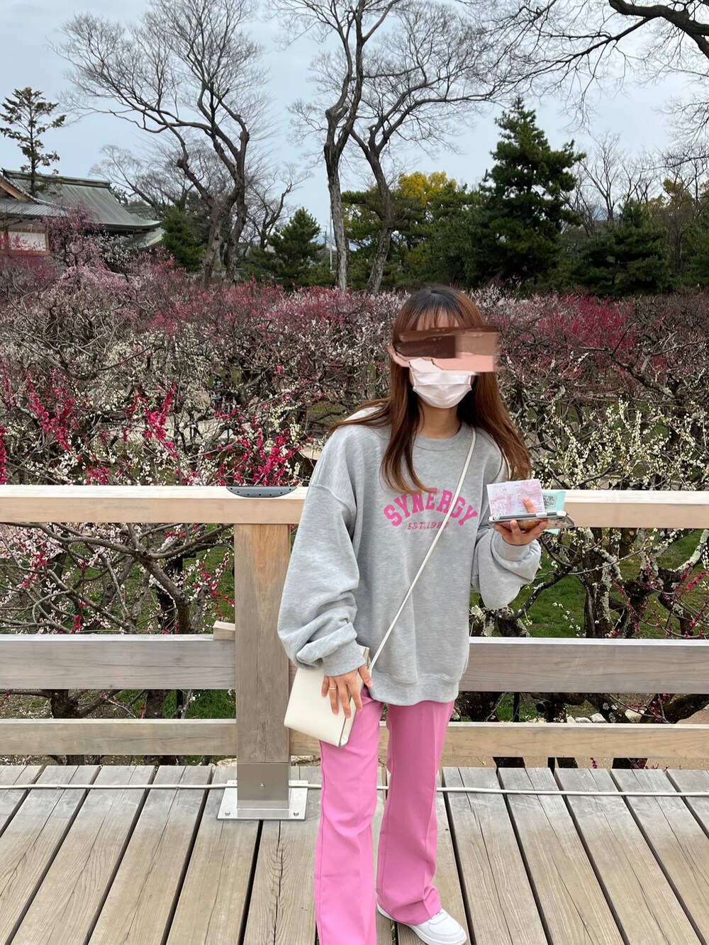 ホワイト系のスニーカー、ピンク系のその他パンツ、グレー系のスウェットを着用したレディースの春コーディネートの2枚目の写真