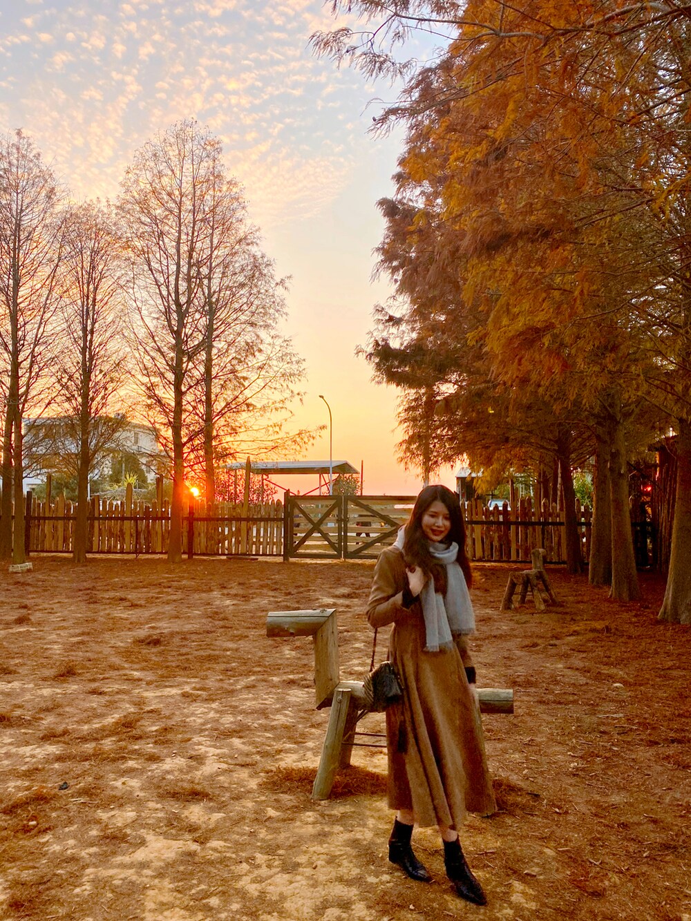 ブラック系のショルダーバッグを着用したレディースの冬コーディネートの2枚目の写真