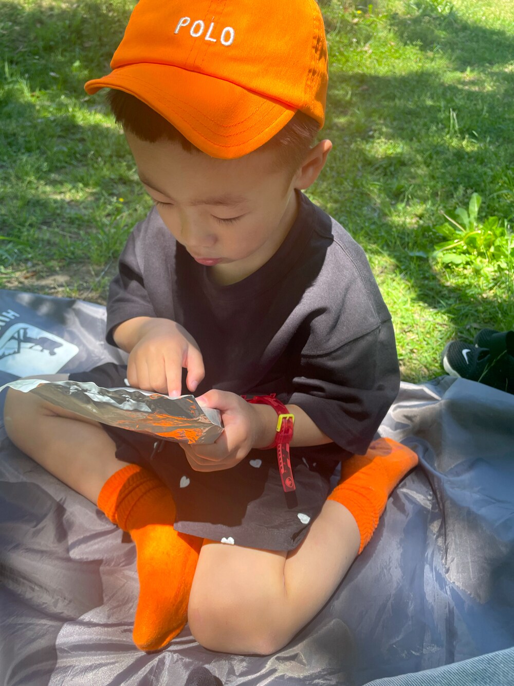 ブラック系のTシャツ/カットソー、ブラック系のその他パンツ、ブラック系のスニーカーを着用したキッズの春コーディネートの3枚目の写真