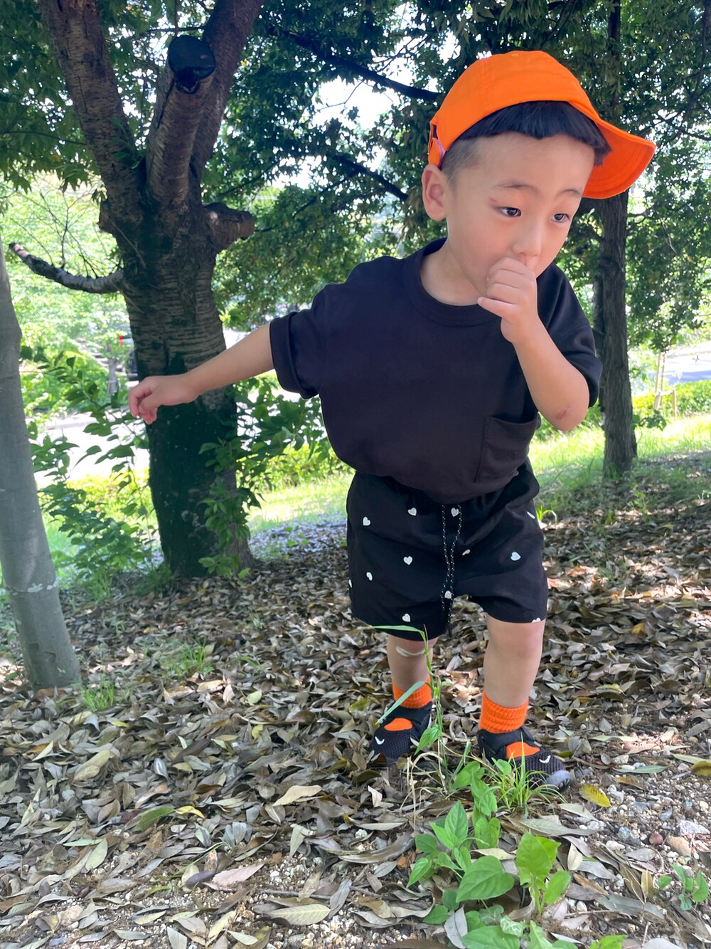 ブラック系のTシャツ/カットソー、ブラック系のその他パンツ、ブラック系のスニーカーを着用したキッズの春コーディネートの2枚目の写真