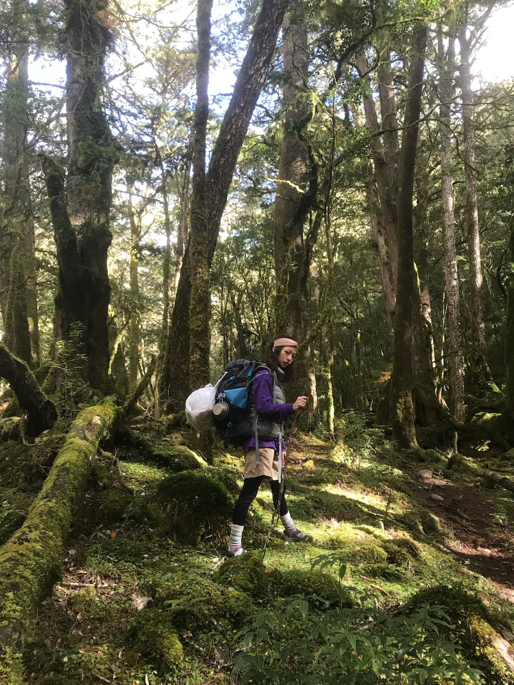 「ootd、登山、outdoor、台灣、Taiwan」｜「山型者Wilderのアイテム（Tシャツ/カットソー、パープル系）」を使った、Minima 蕭さん（レディース・155cm）の春コーディネートの2枚目の写真