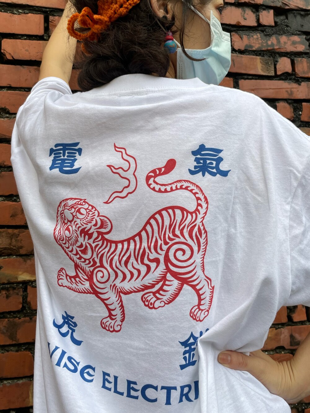 「電氣虎鉗のアイテム（Tシャツ/カットソー、ホワイト系）」を使った、Minima 蕭さん（レディース・155cm）の春コーディネートの3枚目の写真