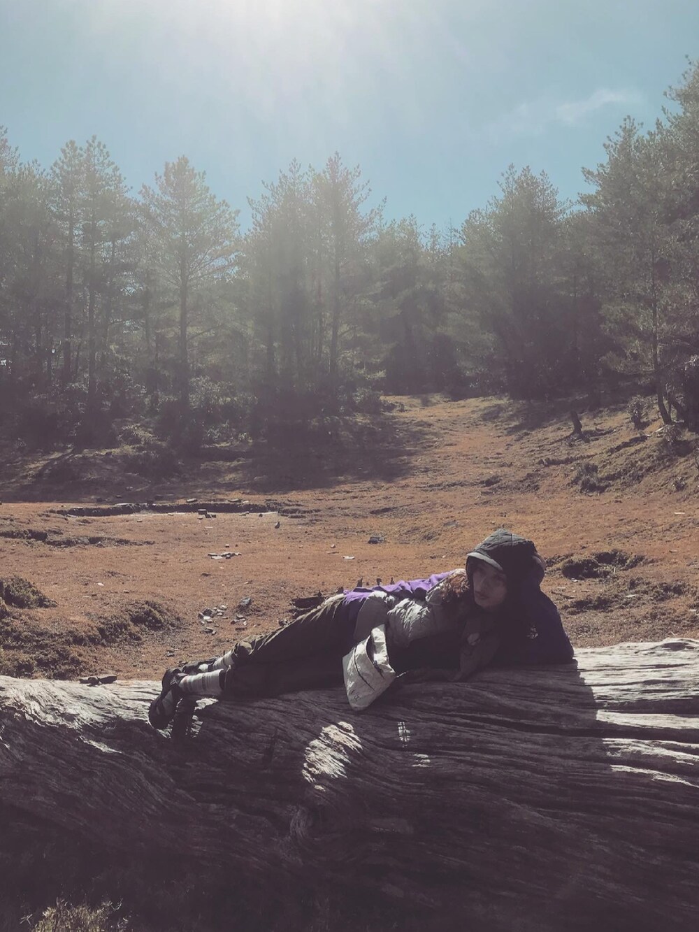 「ootd、登山、outdoor、台灣、Taiwan」｜「山型者Wilderのアイテム（Tシャツ/カットソー、パープル系）」を使った、Minima 蕭さん（レディース・155cm）の春コーディネートの3枚目の写真