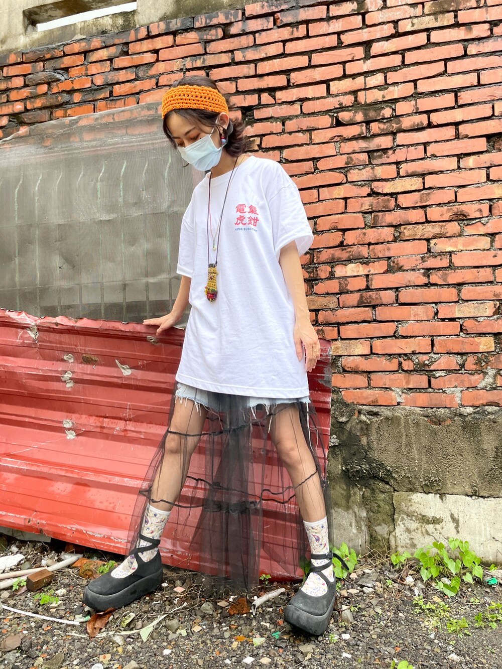 「電氣虎鉗のアイテム（Tシャツ/カットソー、ホワイト系）」を使った、Minima 蕭さん（レディース・155cm）の春コーディネートの2枚目の写真