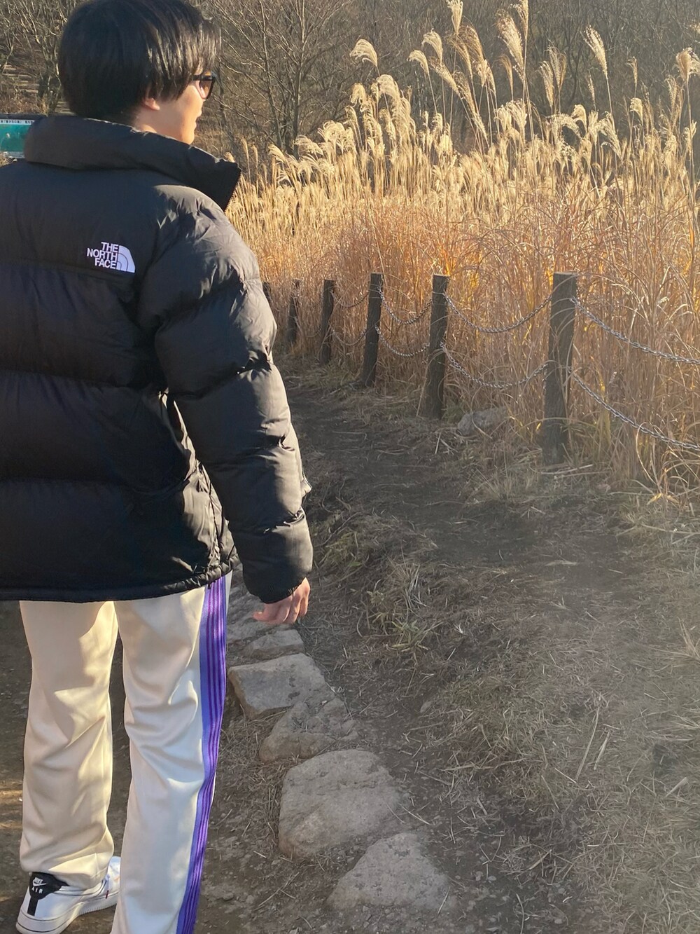 ホワイト系のスニーカー、ホワイト系のその他パンツ、ブラック系のスウェットを着用したメンズの冬コーディネートの2枚目の写真