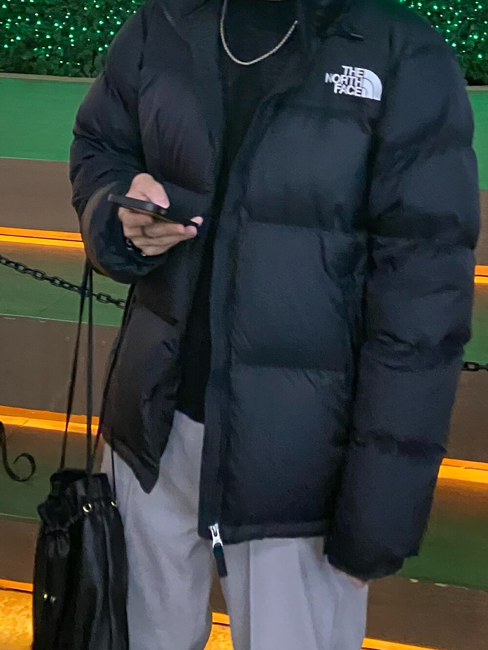 「お洒落さんとつながりたい、シンプルスタイル、韓国ファッション、アウター、いいね、save、フォローお願いします🤑、オトナカジュアル、休日コーデ、デートコーデ、秋冬コーデ、服好きな人と繋がりたい、冬アウター、ダウンジャケット、いいね返し、フォローミー、メンズファッション」｜「NIKEのアイテム（スニーカー、ホワイト系）」を使った、bisuさん（メンズ・171cm）の冬コーディネートの2枚目の写真