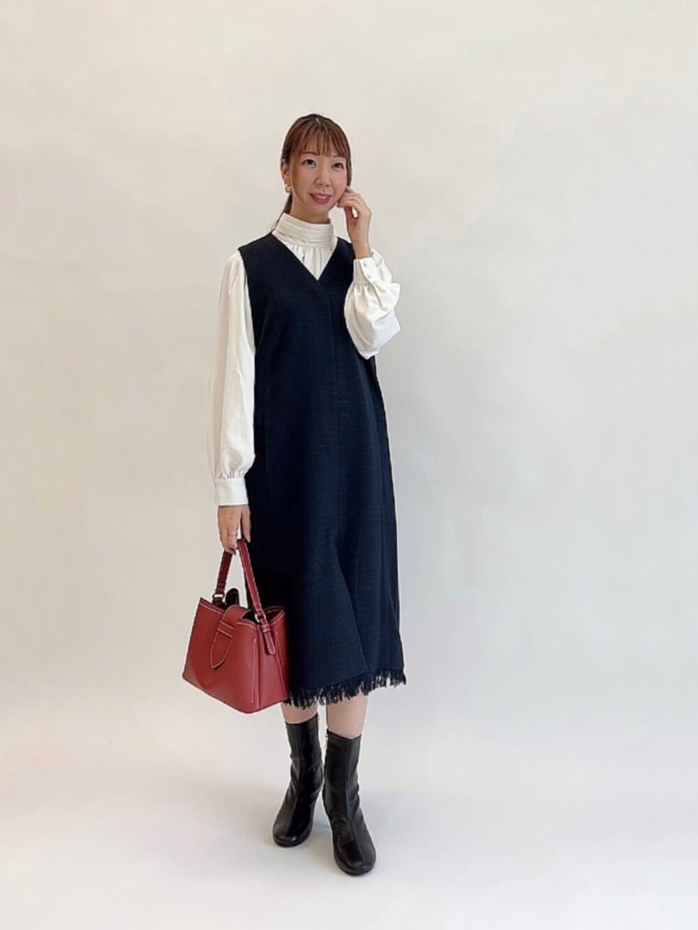 ホワイト系のシャツ/ブラウス、ブラック系のノーカラージャケット、ブラウン系のノーカラーコートを着用したレディースの冬コーディネートの2枚目の写真