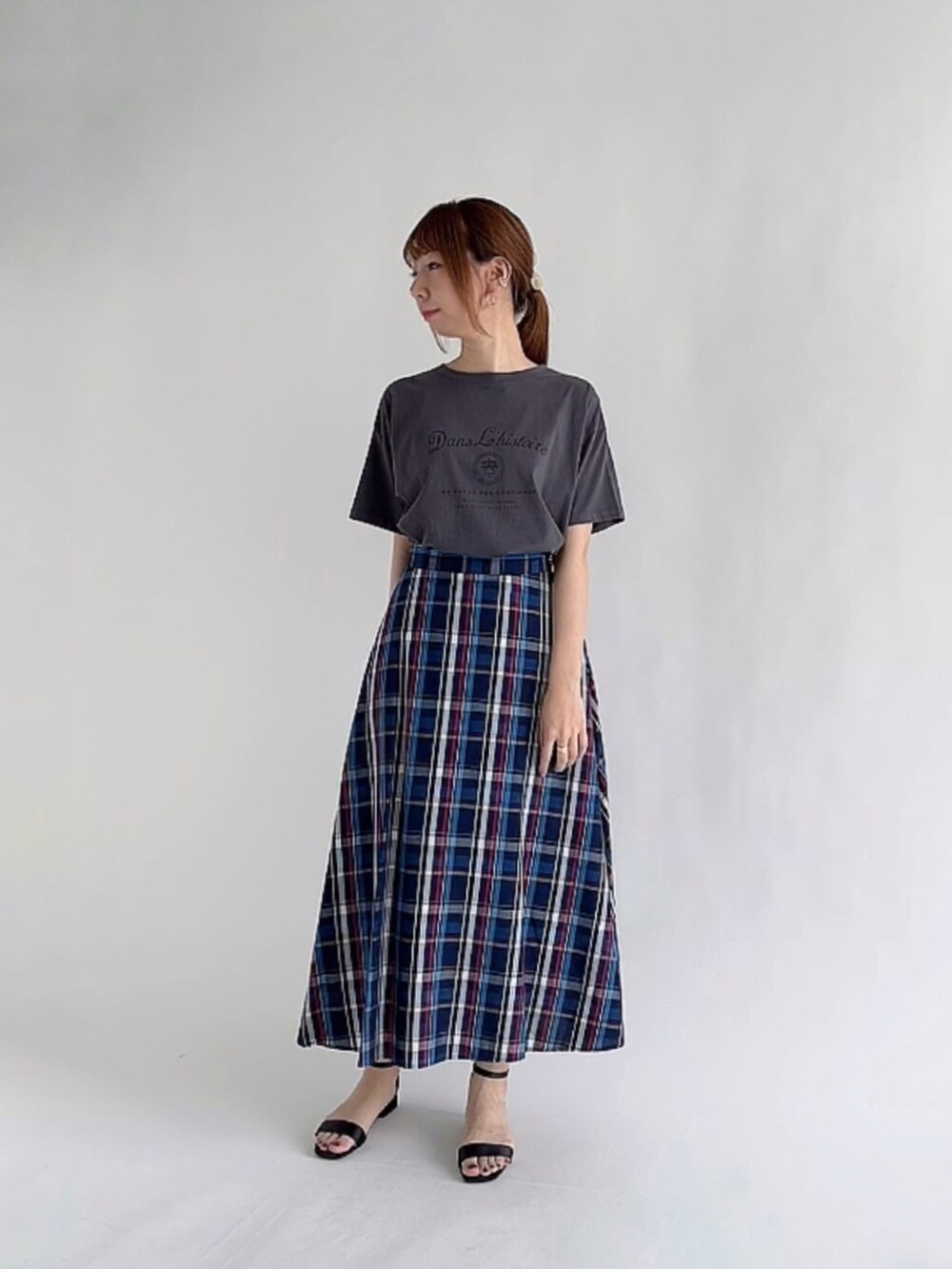 ホワイト系のTシャツ/カットソー、ピンク系のカーディガン/ボレロ、ブラック系のスカートを着用したレディースの夏コーディネートの2枚目の写真