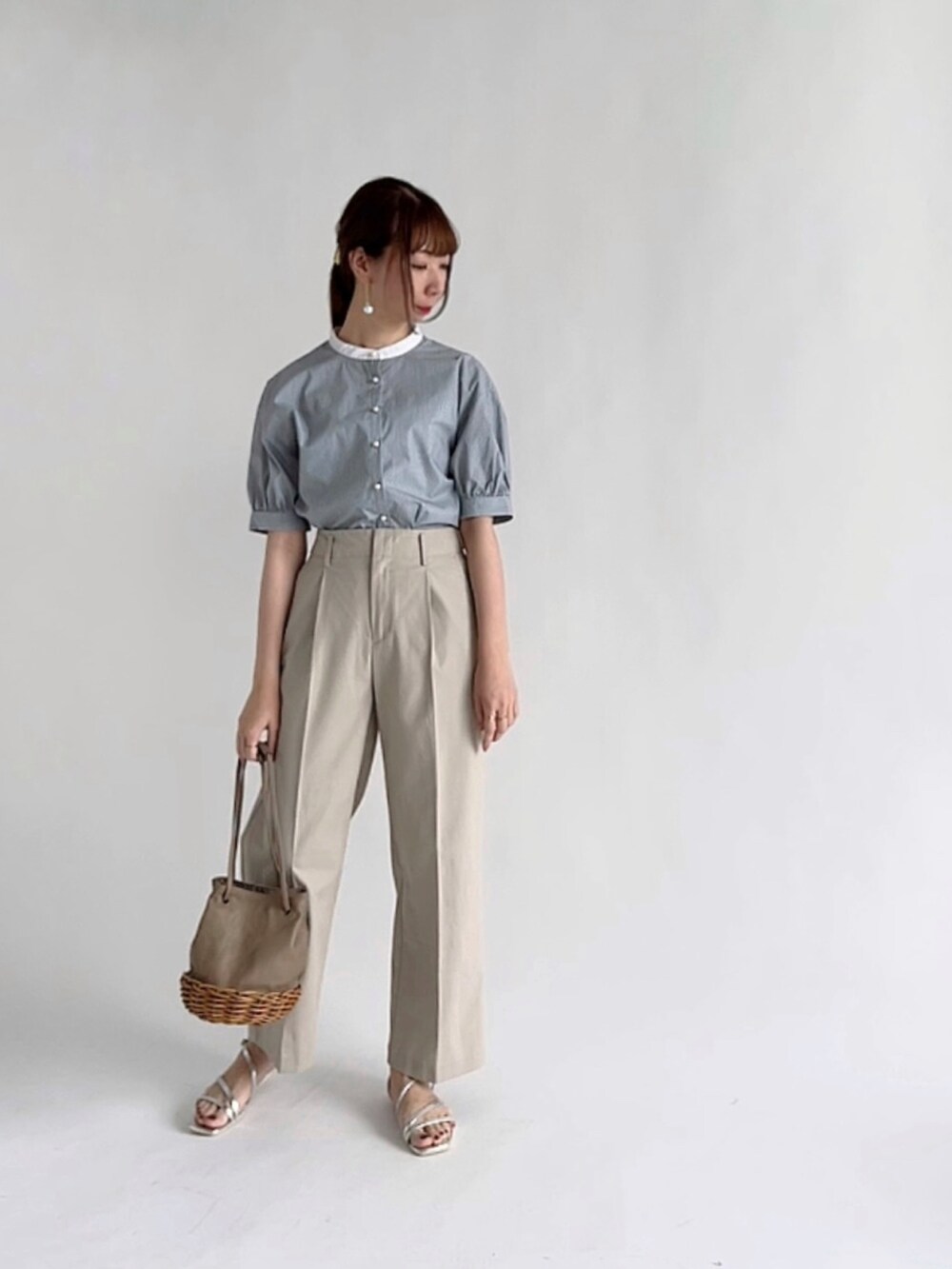 ブラック系のシャツ/ブラウス、パープル系のその他パンツ、ブラック系のショルダーバッグを着用したレディースの秋コーディネートの2枚目の写真