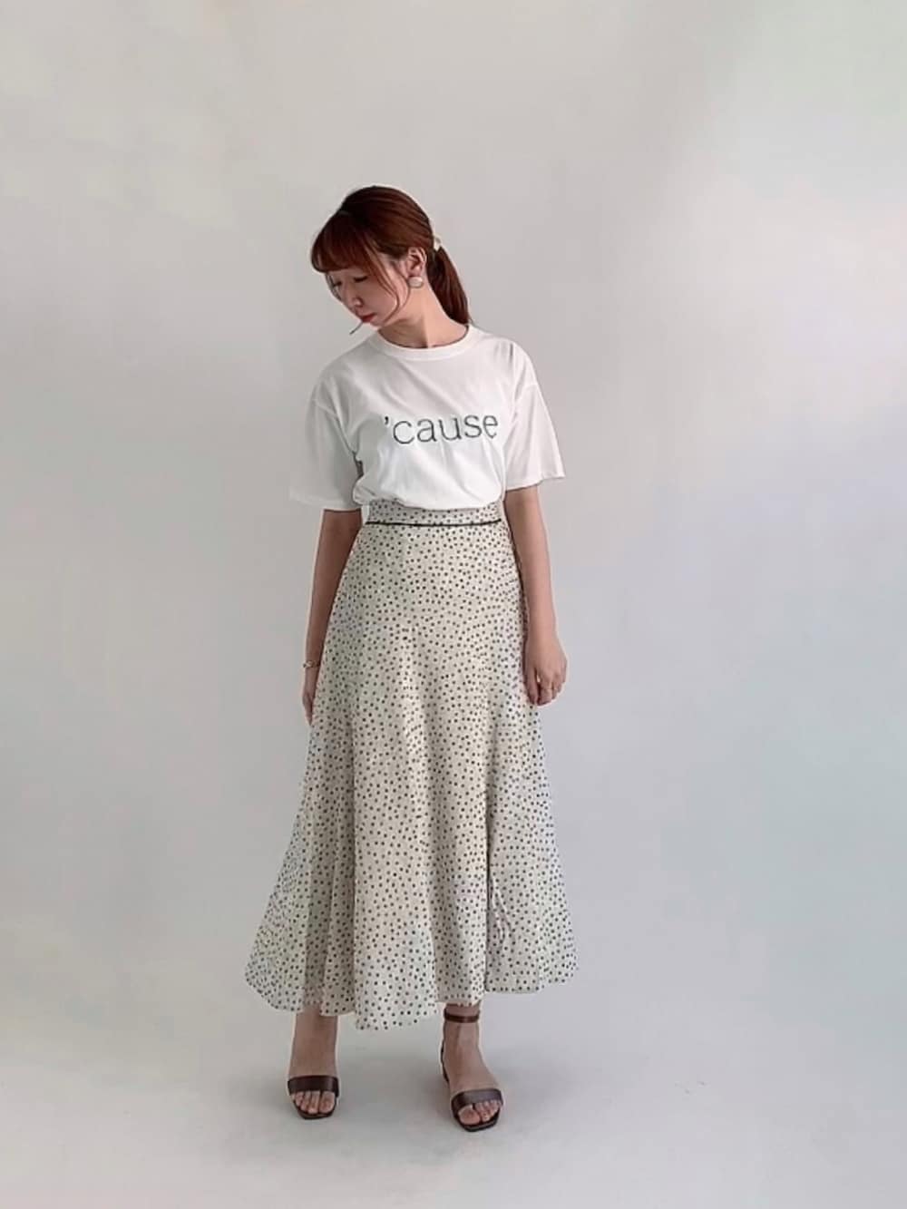 ベージュ系のノーカラージャケット、ホワイト系のTシャツ/カットソー、ホワイト系のスカートを着用したレディースの夏コーディネートの2枚目の写真