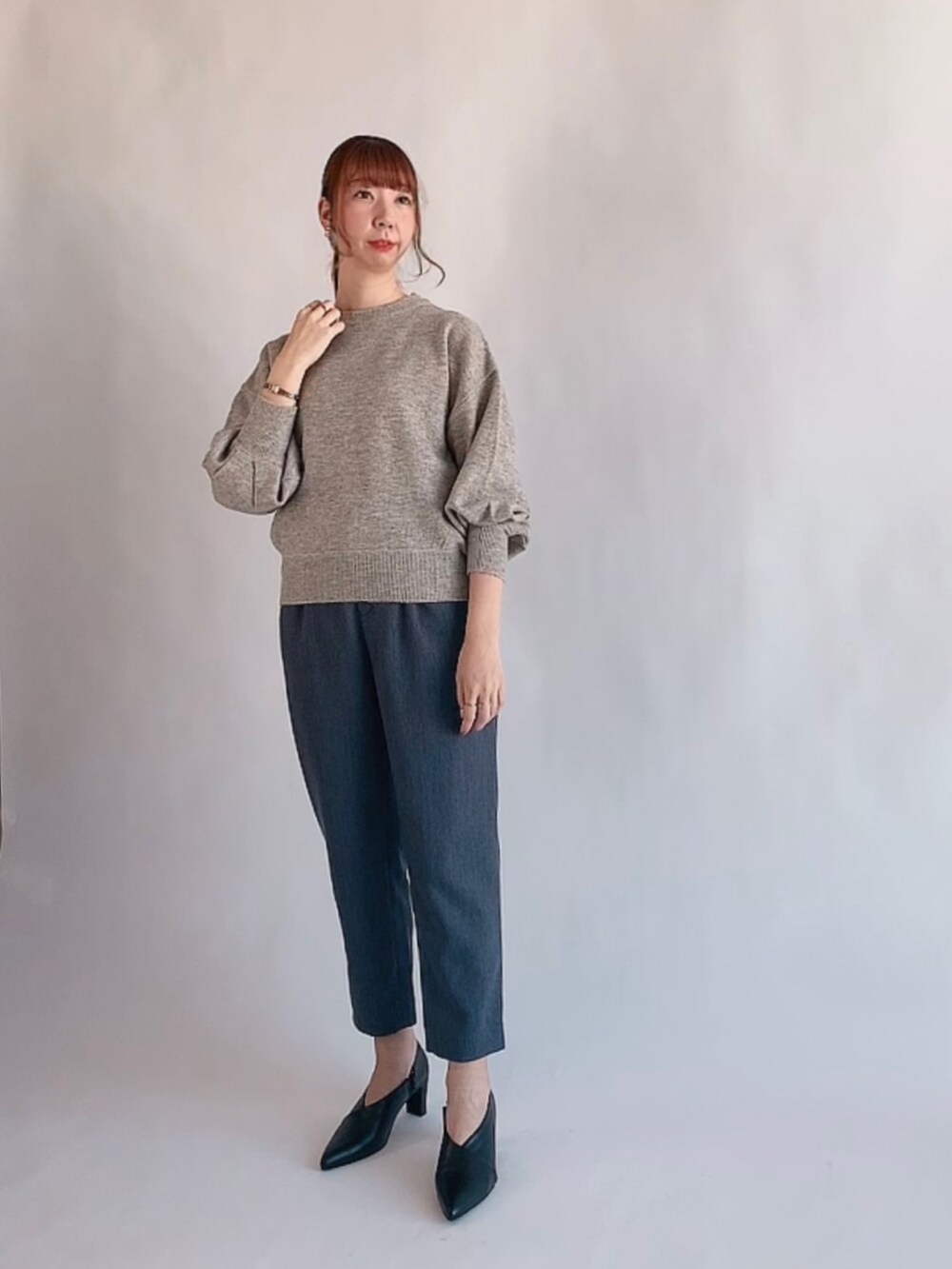 ベージュ系のニット/セーター、ブラック系のその他アウター、ブルー系のその他パンツを着用したレディースの冬コーディネートの2枚目の写真